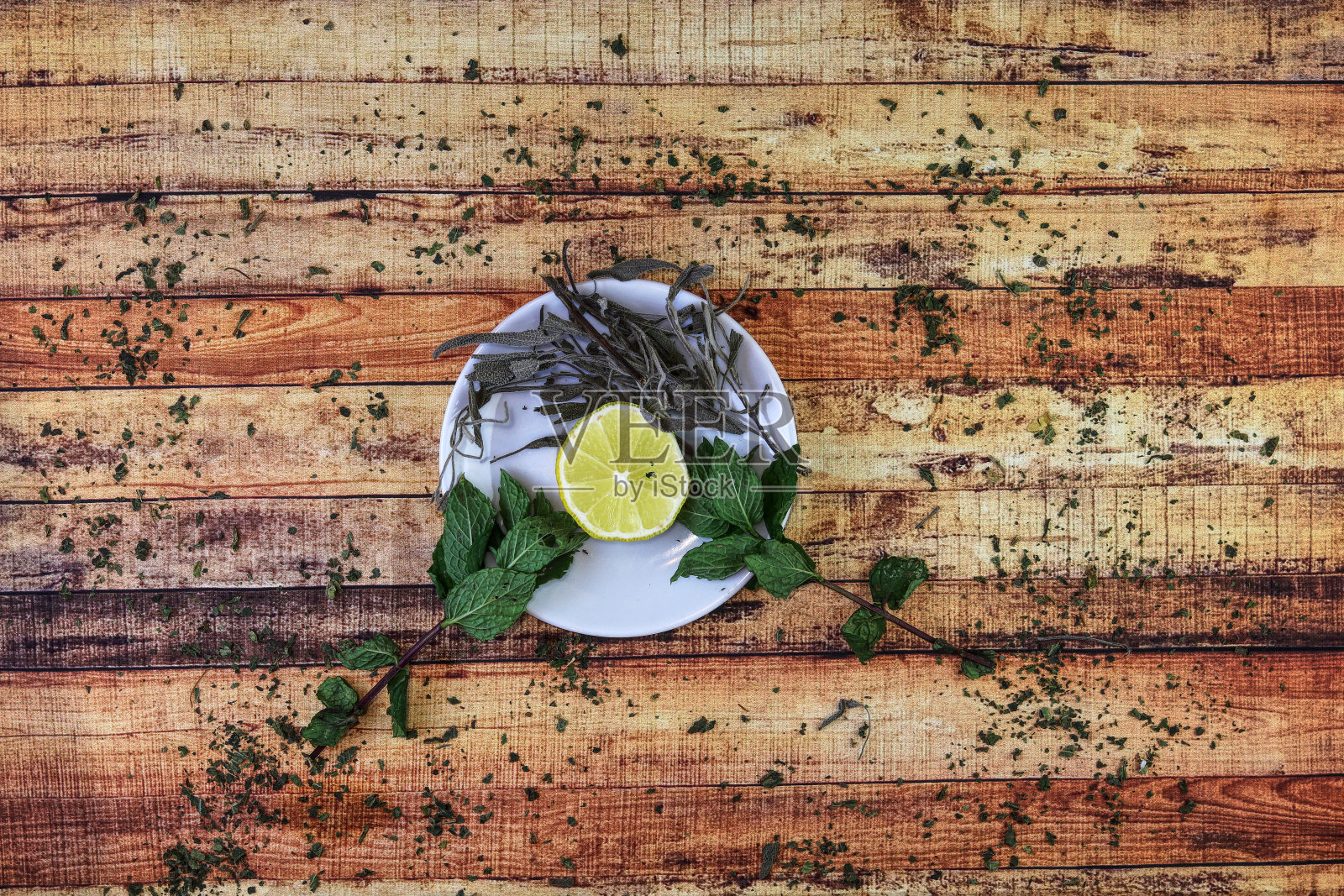典型的草本植物可以在寒冷的秋季保持健康。酸柠檬，绿薄荷，鼠尾草叶和荨麻周围。现代药师与认识老药师的概念照片摄影图片
