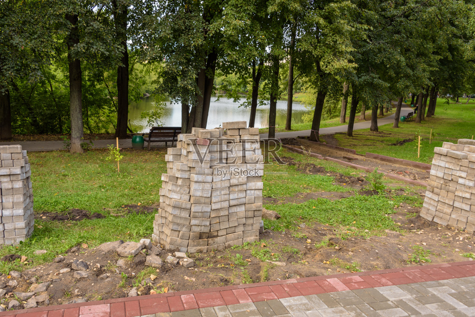 修复公园内铺路石的轨迹照片摄影图片