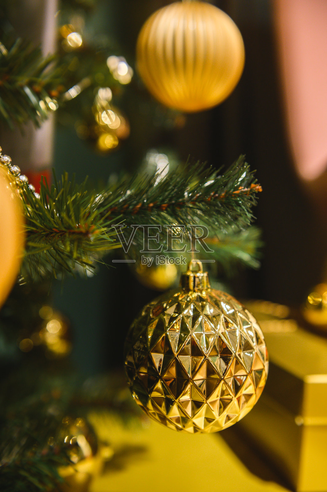 2020年圣诞节和新年装饰圣诞树，庆祝圣诞照片摄影图片