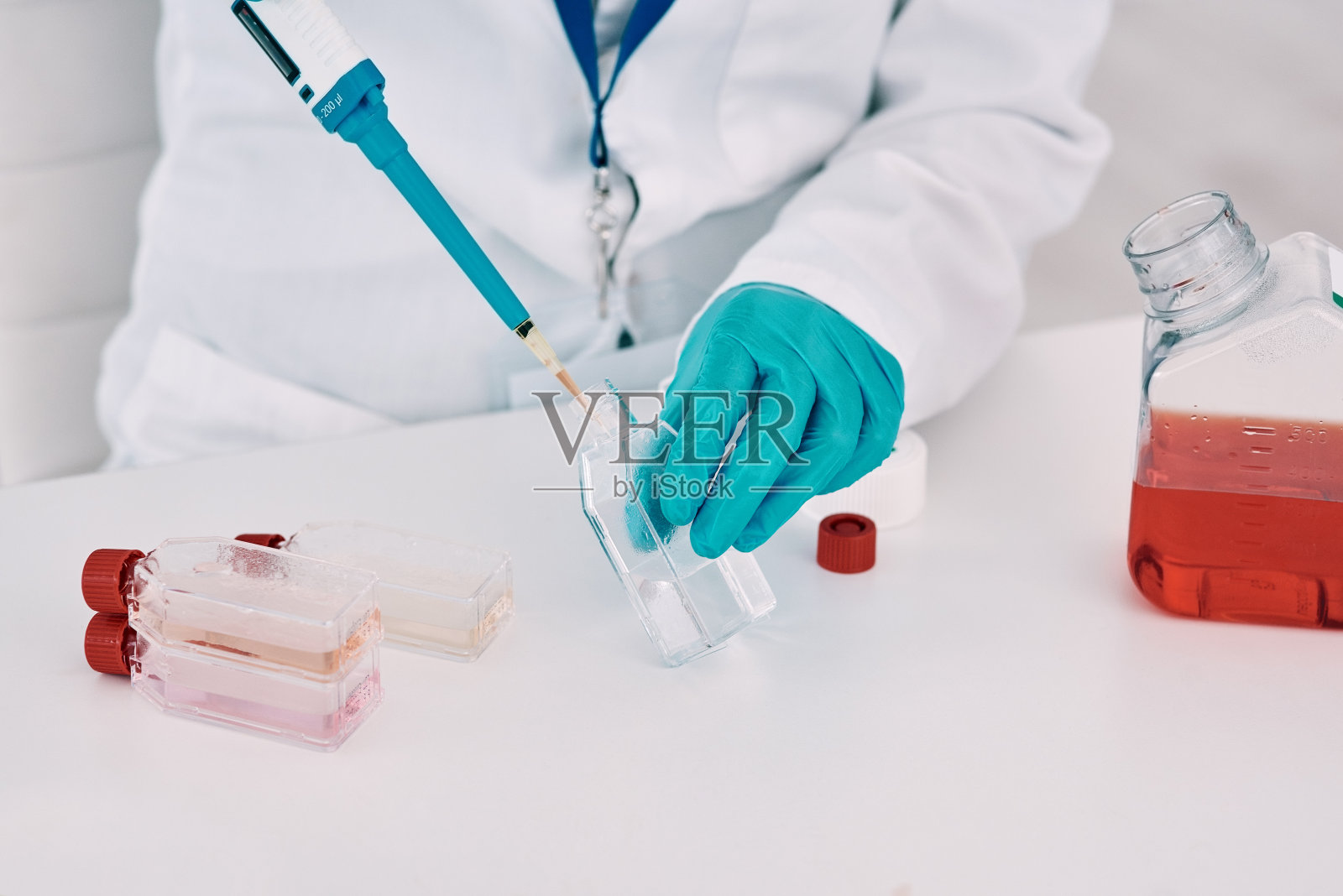 我需要几滴这个…照片摄影图片