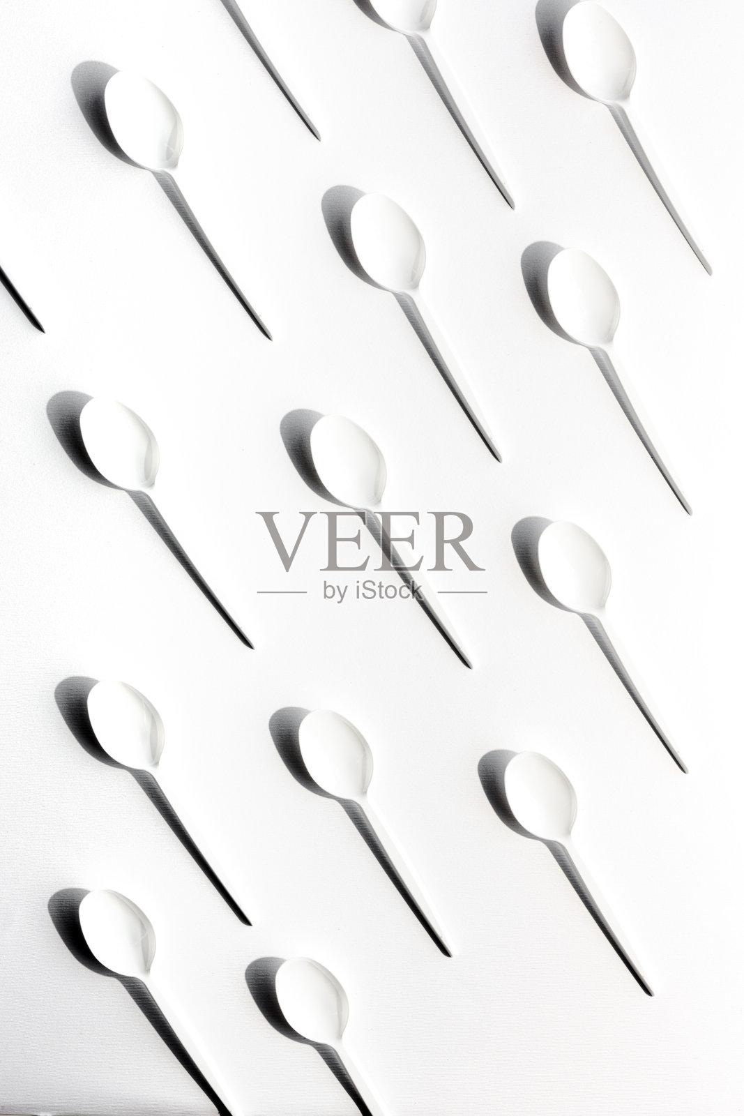 白色塑料勺子的平放照片照片摄影图片