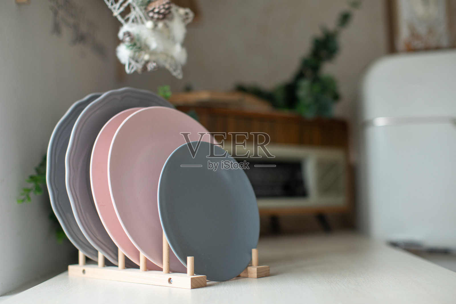 明亮和舒适的厨房与盘子和明亮的窗户在圣诞节装饰照片摄影图片