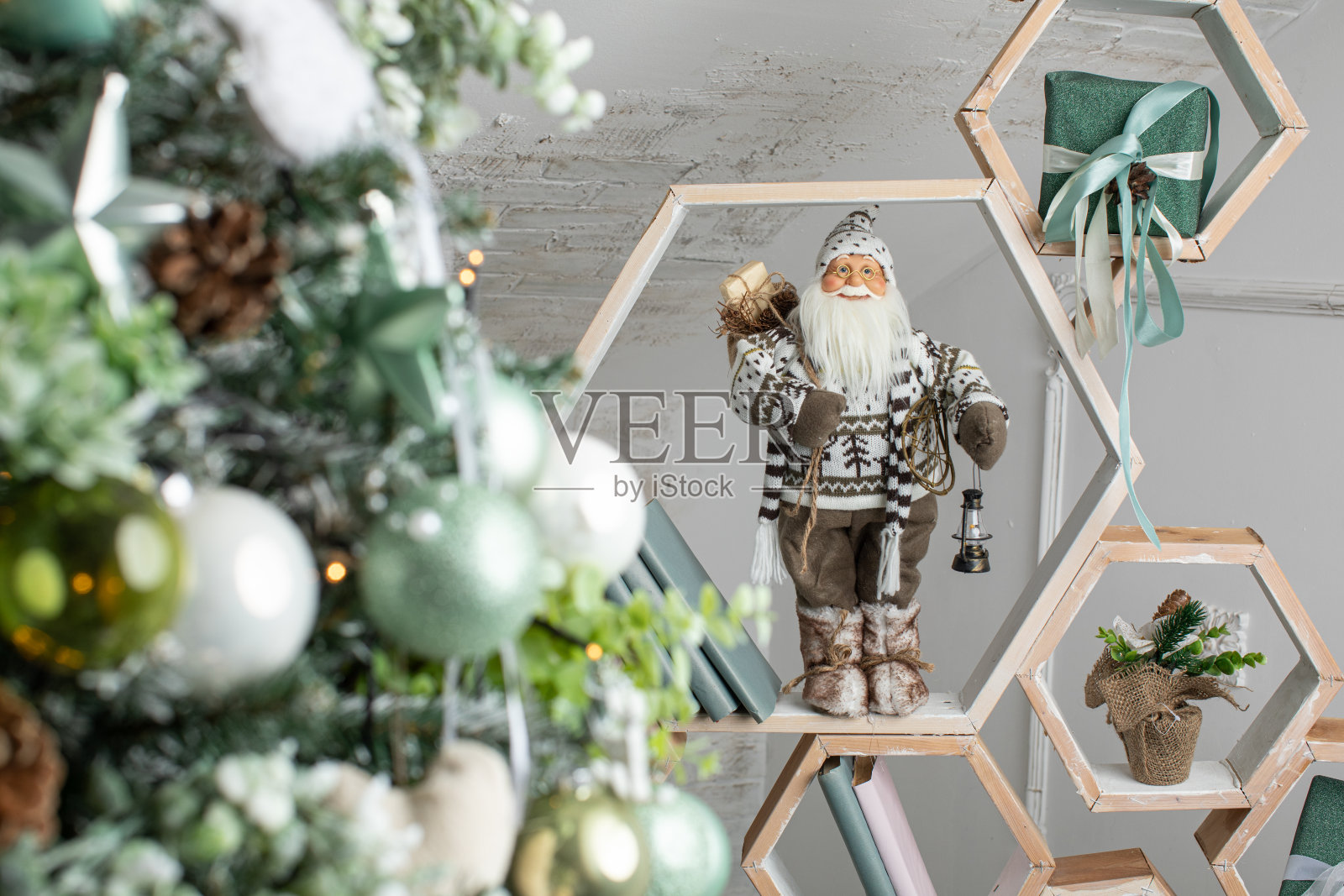玩具圣诞老人在圣诞装饰旁边的架子上照片摄影图片