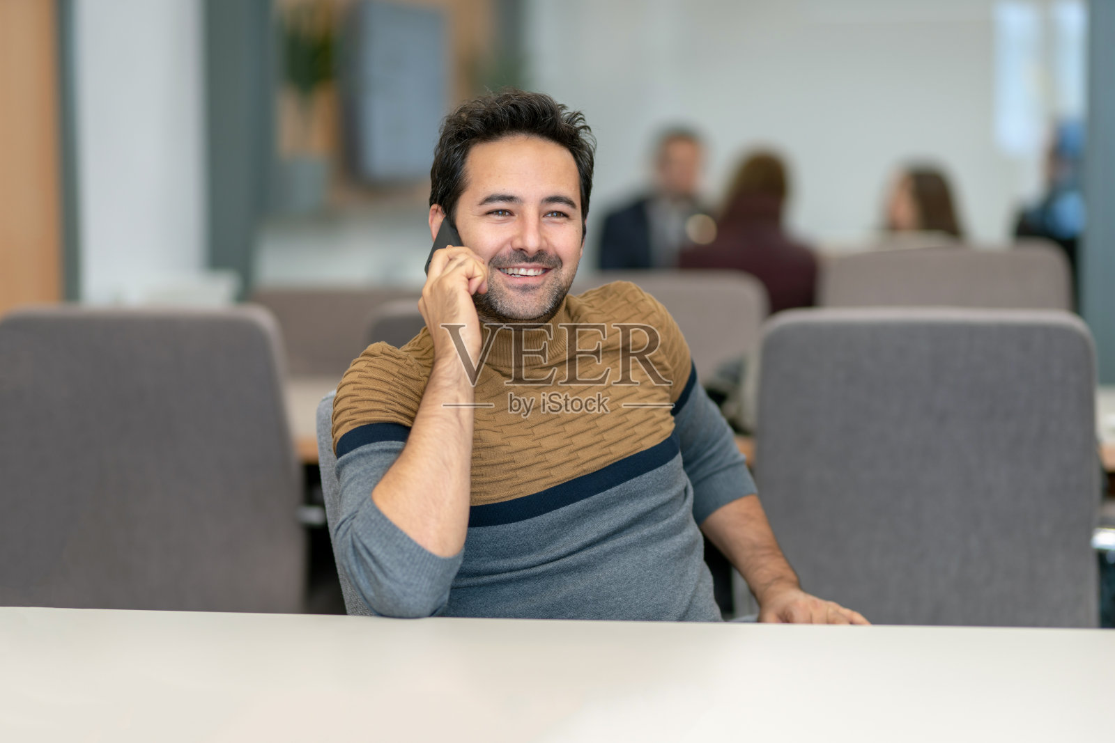 一个英俊的男人愉快地和他的爱人通过智能手机聊天照片摄影图片