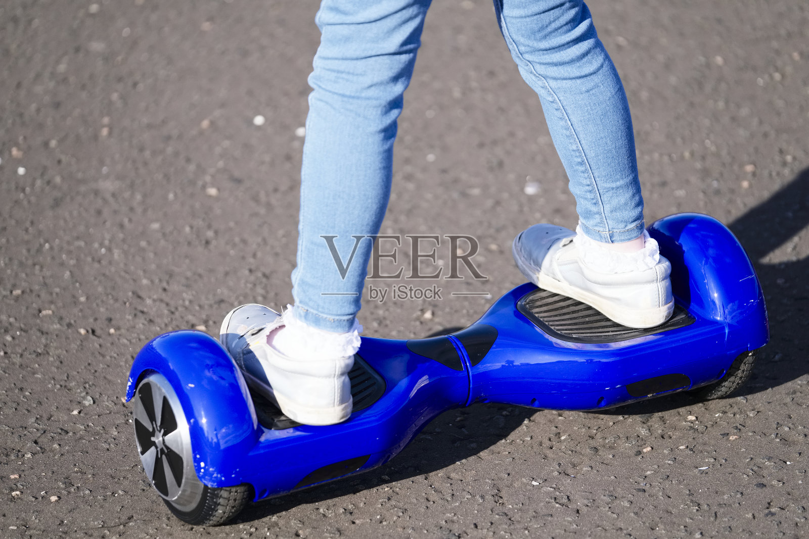 小女孩在悬浮滑板上练习平衡运动照片摄影图片