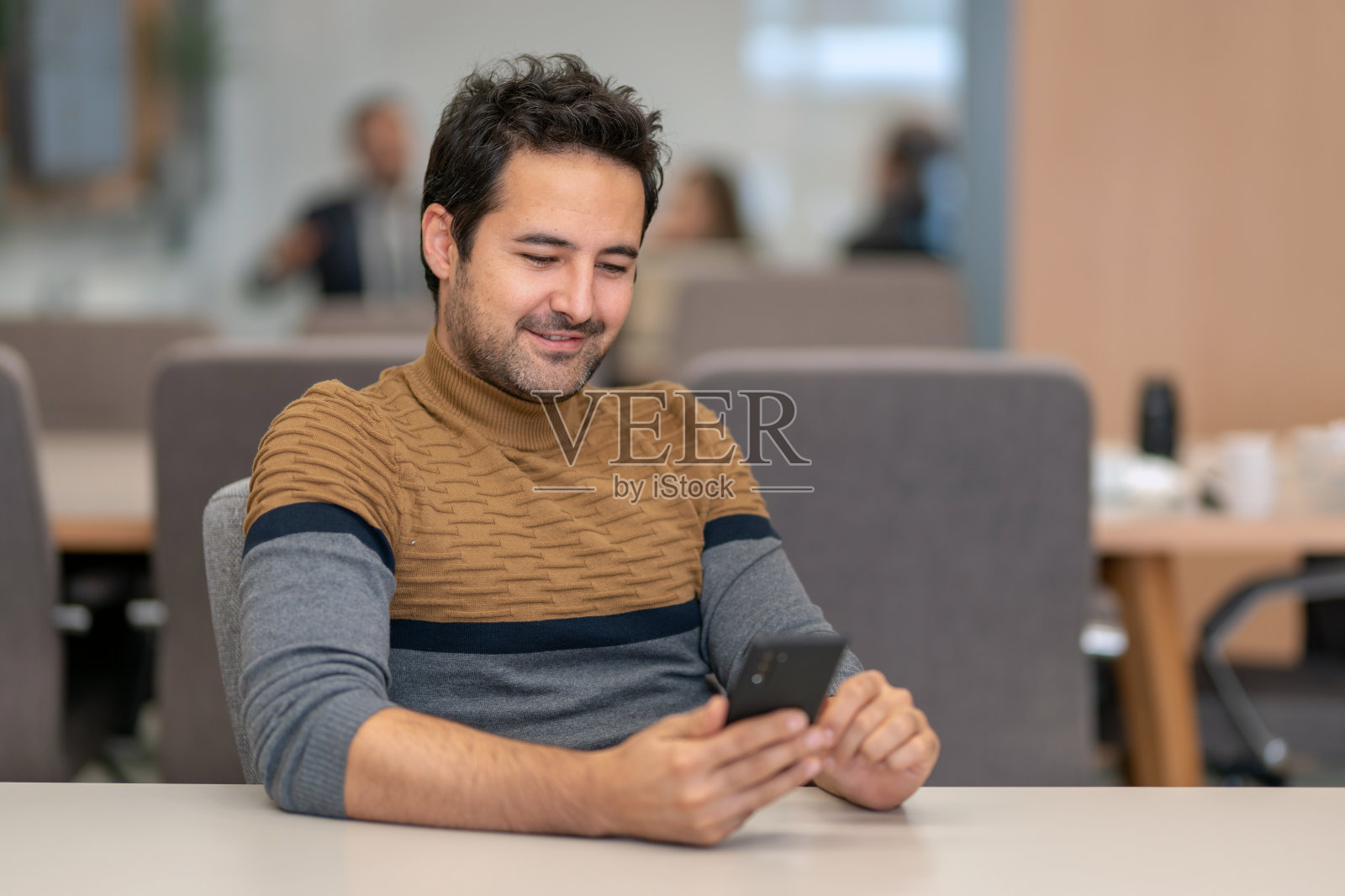 一个英俊的男人愉快地用智能手机和他的爱人视频聊天照片摄影图片