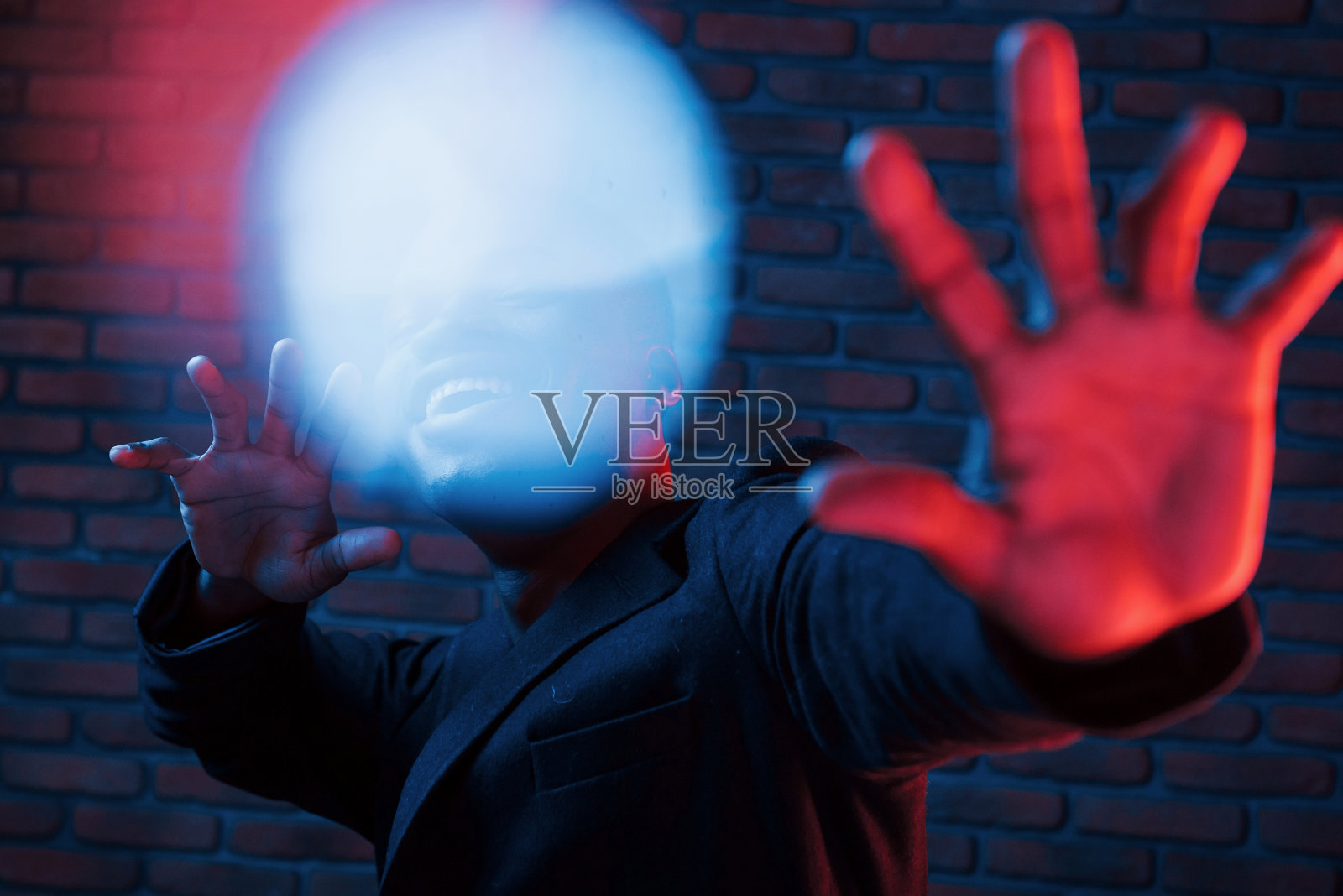 光眨眼。未来的霓虹灯。年轻的非裔美国人在演播室里照片摄影图片