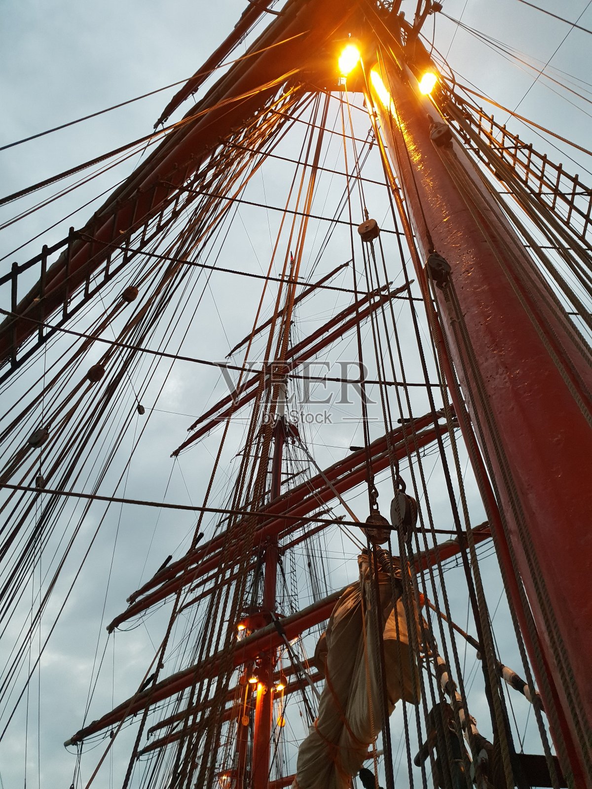 在晴朗的蓝天下俯瞰桅杆照片摄影图片