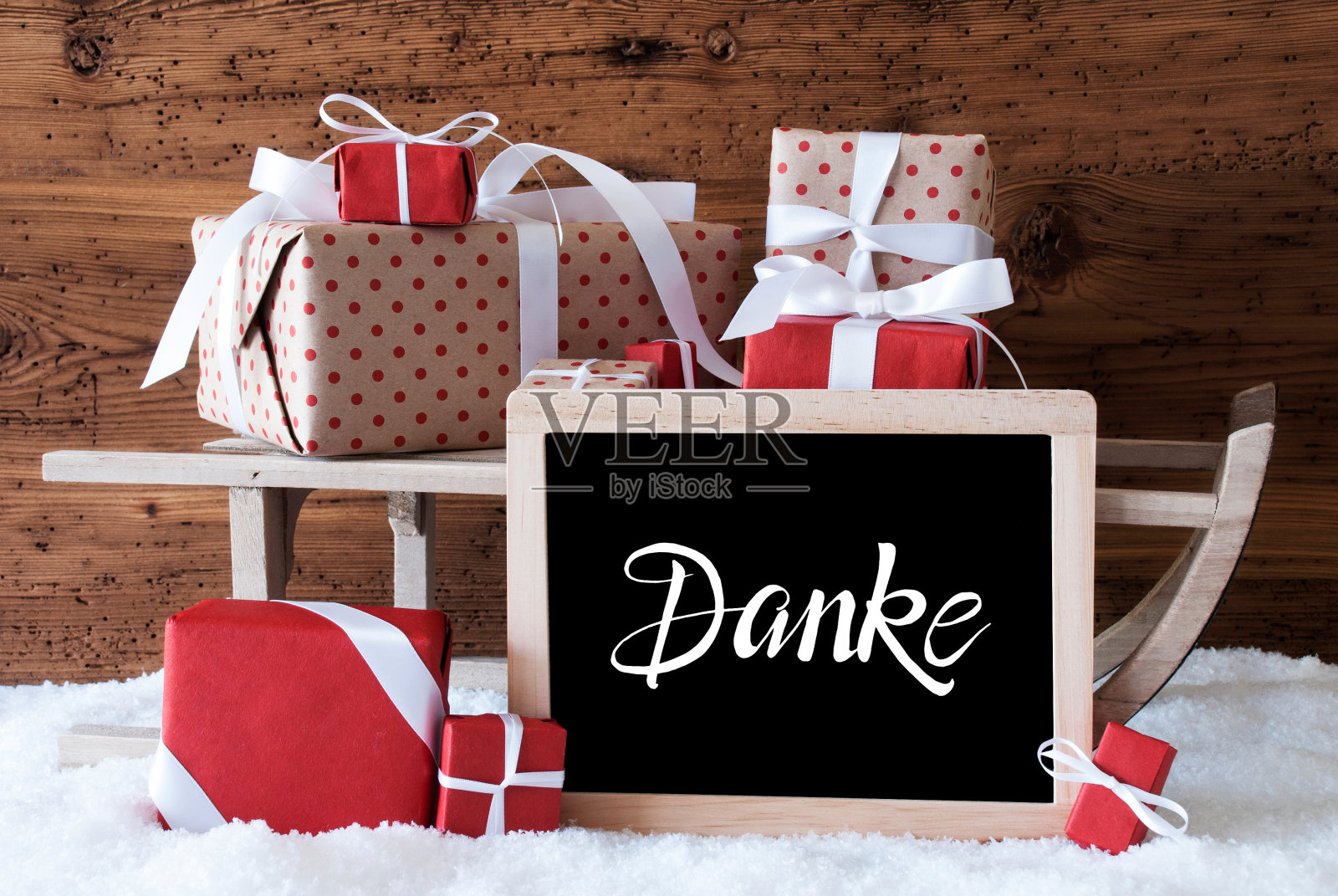 雪橇，圣诞礼物，雪，Glueckliches 2020意味着快乐2020照片摄影图片