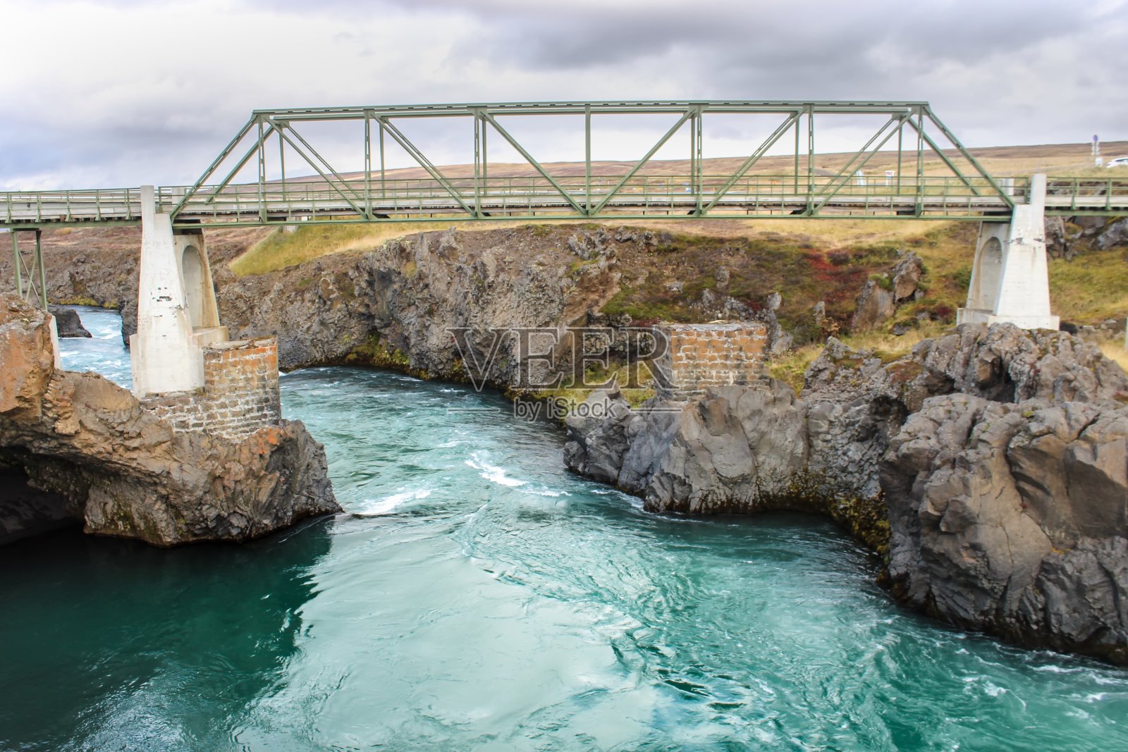 冰岛的瀑布，有着美丽的秋色照片摄影图片