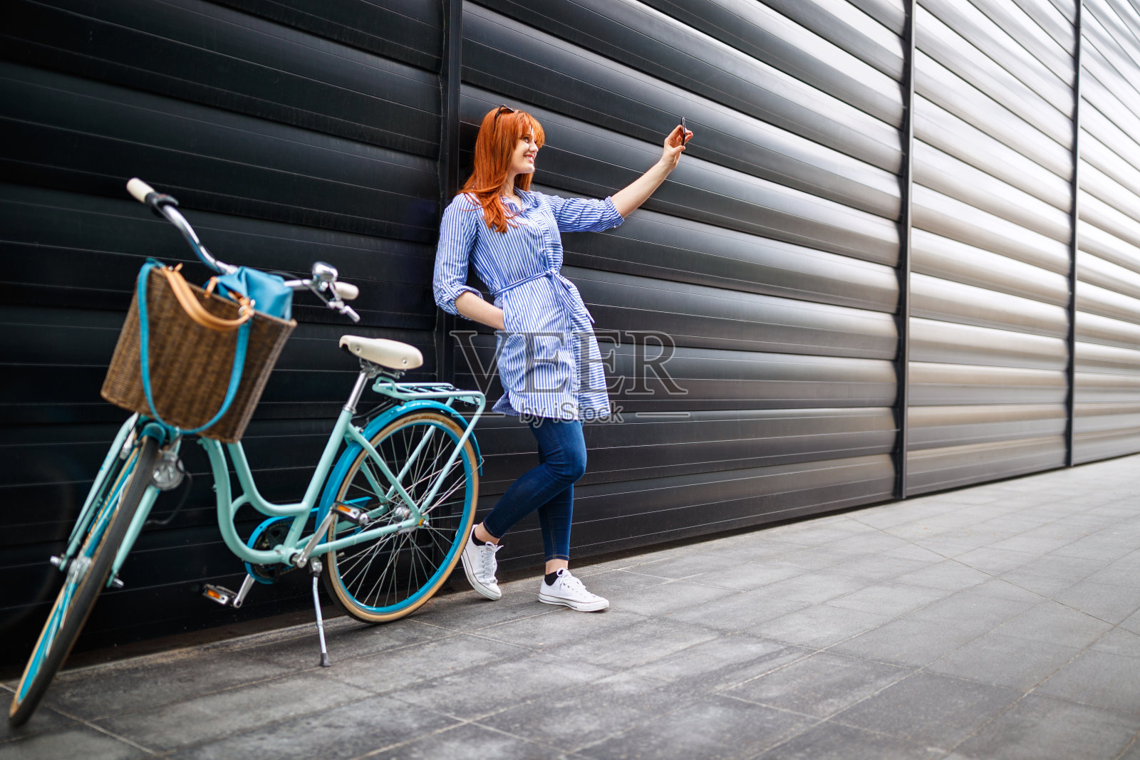 女孩戴着耳机在车里听音乐照片摄影图片