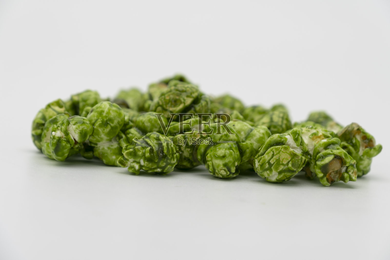 葱郁的日本抹茶绿茶爆米花在白色的背景，受欢迎的小吃和最喜爱的电影照片摄影图片