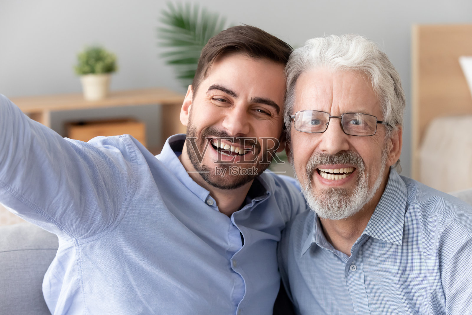 34、快乐老父幼子自拍，手机摄像观照片摄影图片