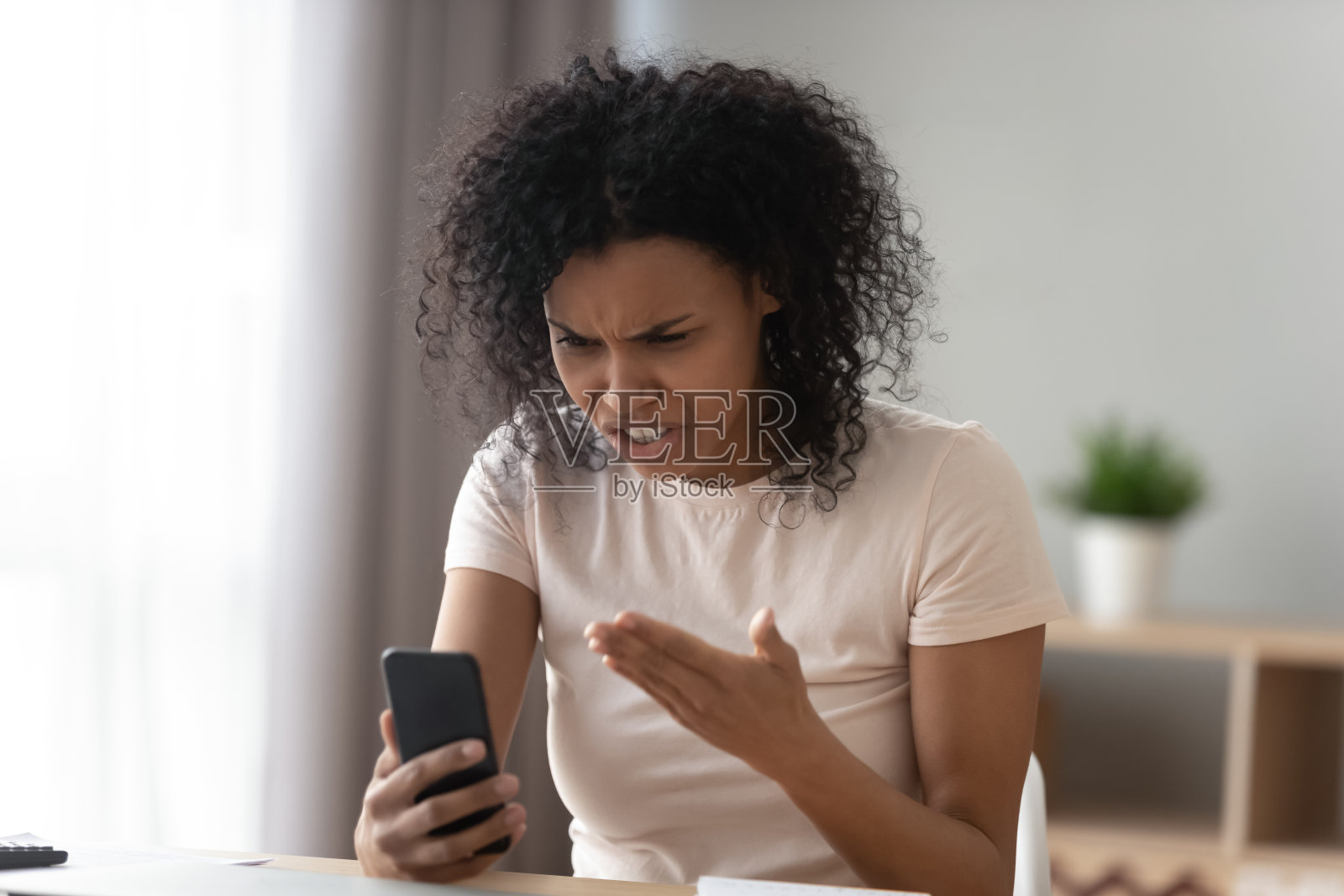 非洲女子拿着智能手机看手机屏幕照片摄影图片