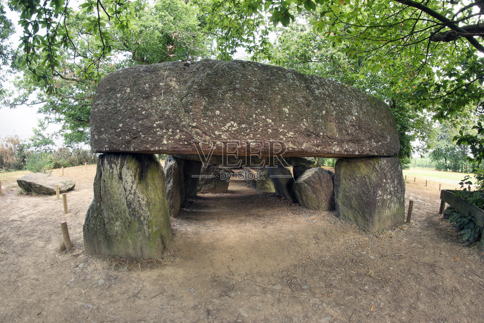 Dolmen La Roche-aux-Fees——布列塔尼最著名和最大的新石器时代石窟照片摄影图片