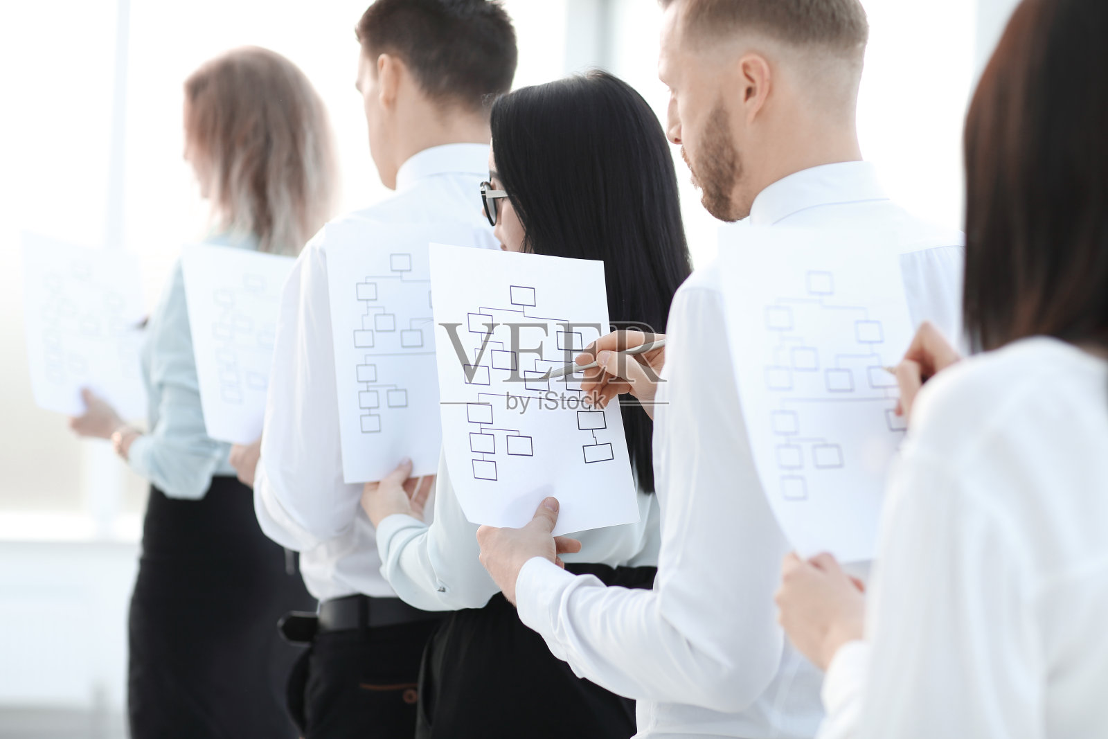 有营销计划的员工排队等待面试照片摄影图片