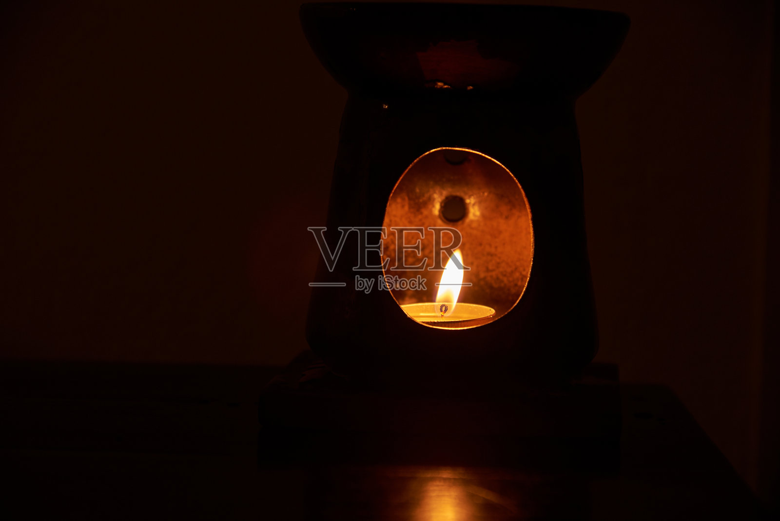 一盏用蜡烛照亮的旧灯笼照片摄影图片