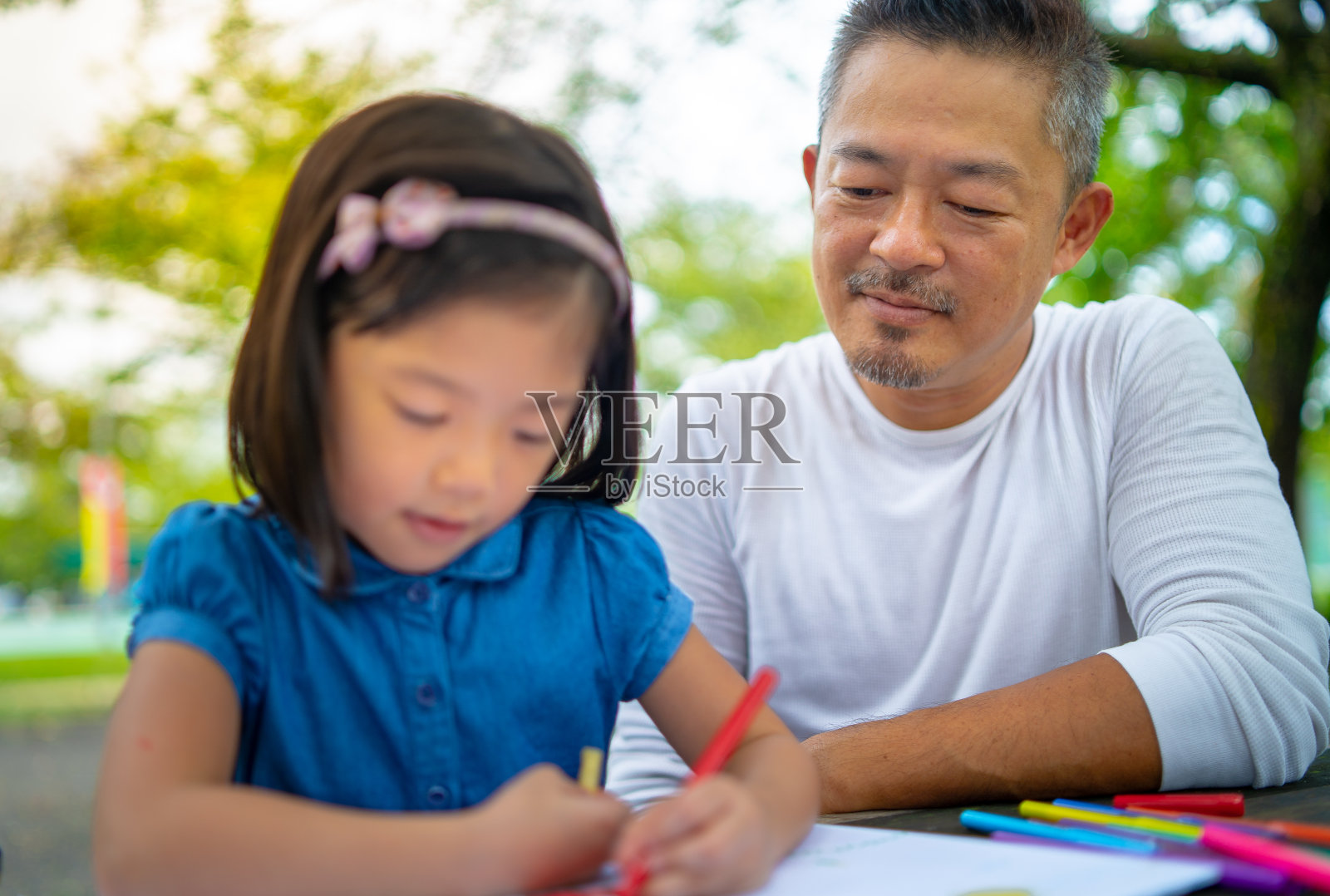 父亲和女儿聚在一起吃饭照片摄影图片