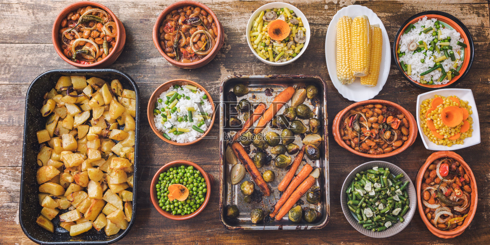 感恩节用餐时，桌上放着配菜照片摄影图片
