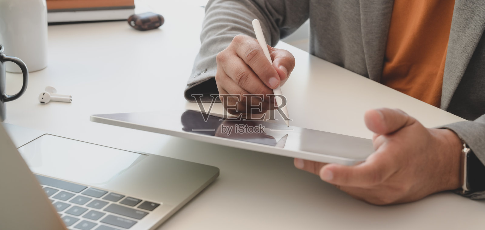 剪短的照片年轻的男性自由职业者在他的项目与平板电脑照片摄影图片