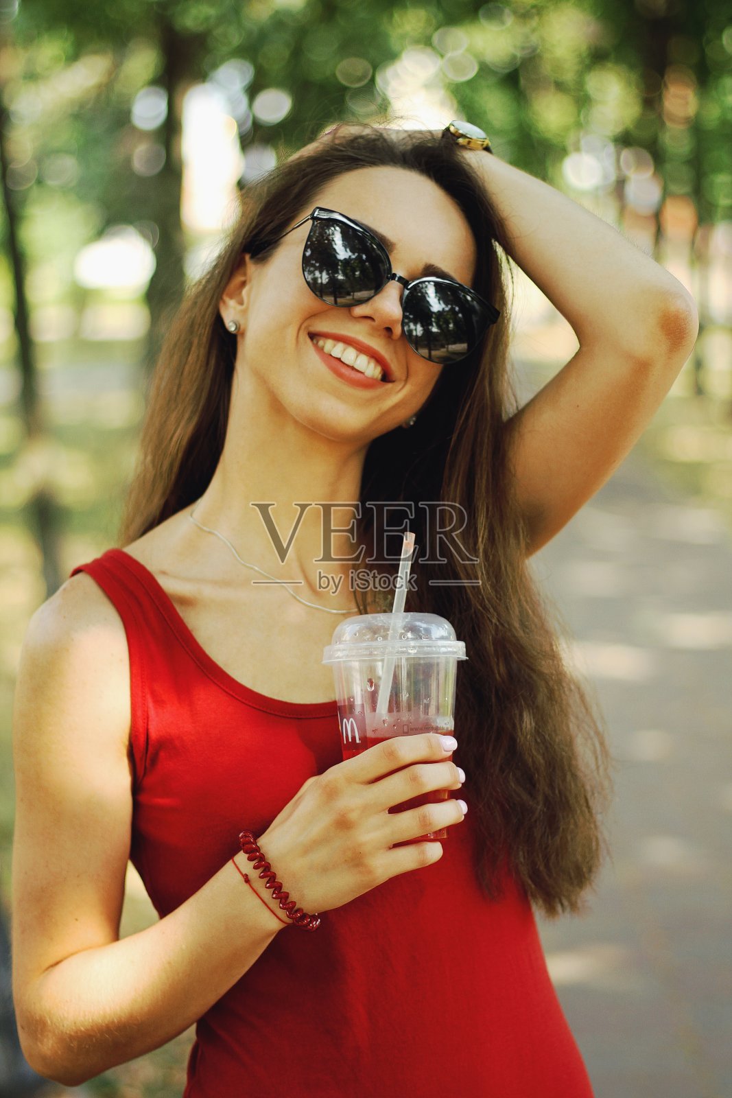 年轻漂亮的女孩走在街上照片摄影图片