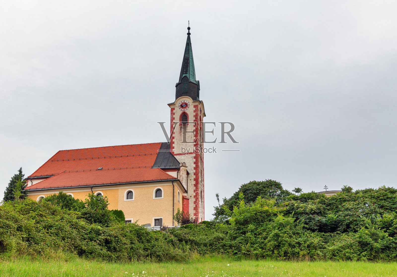 斯洛文尼亚马里博尔附近的圣彼得教区教堂。照片摄影图片