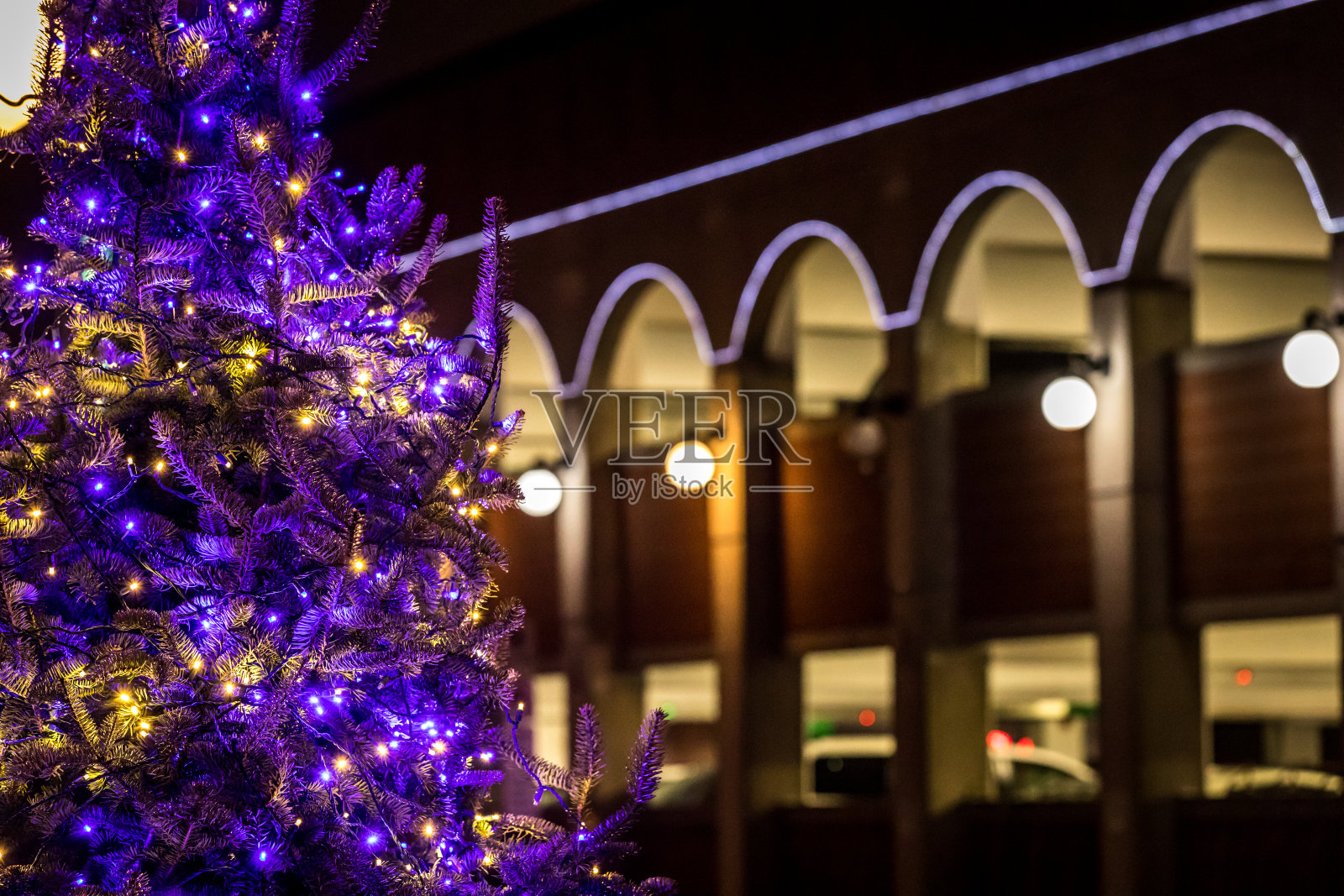 外面装饰得很漂亮的圣诞树。照片摄影图片