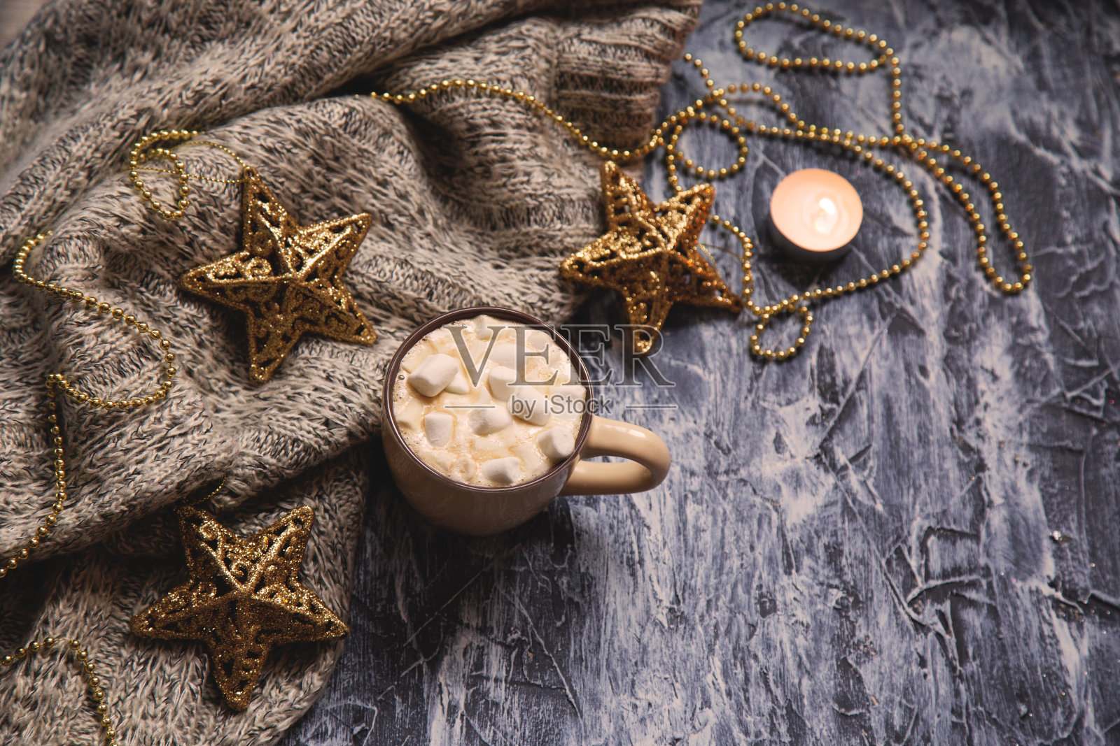 咖啡配上棉花糖和星形圣诞玩具照片摄影图片