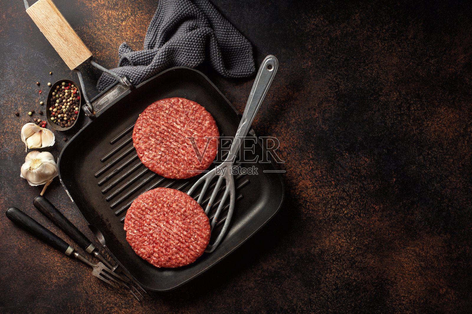 生牛排和配料摆在桌上照片摄影图片