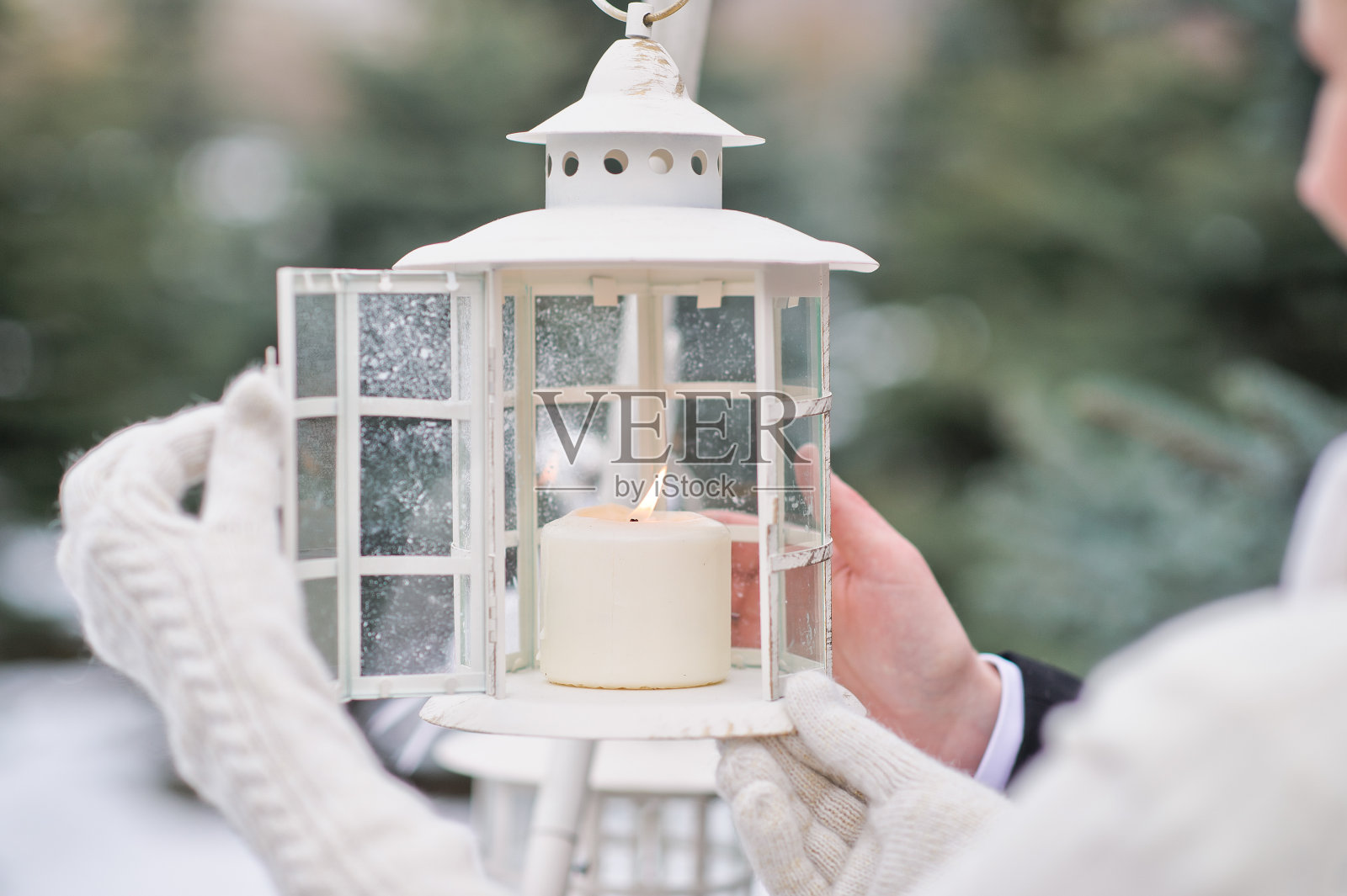 圣诞装饰的灯笼和雪花上的蜡烛。照片摄影图片