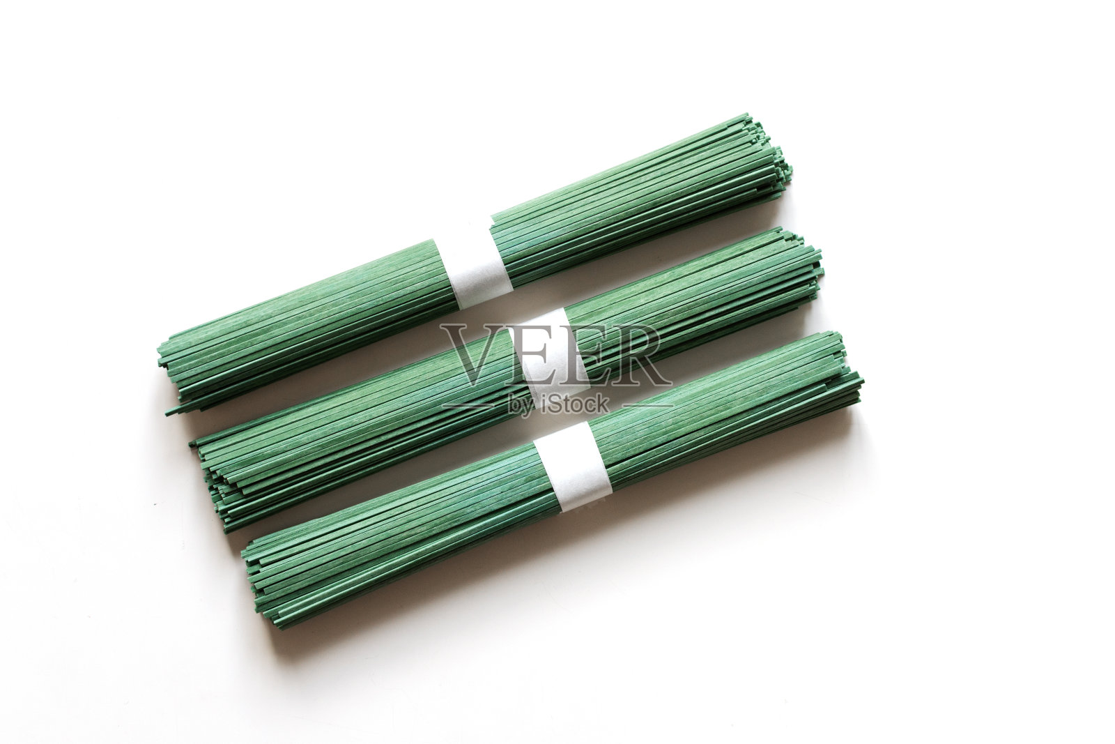 生素食面条荞麦面与螺旋藻孤立在白色背景。日本传统食物。照片摄影图片