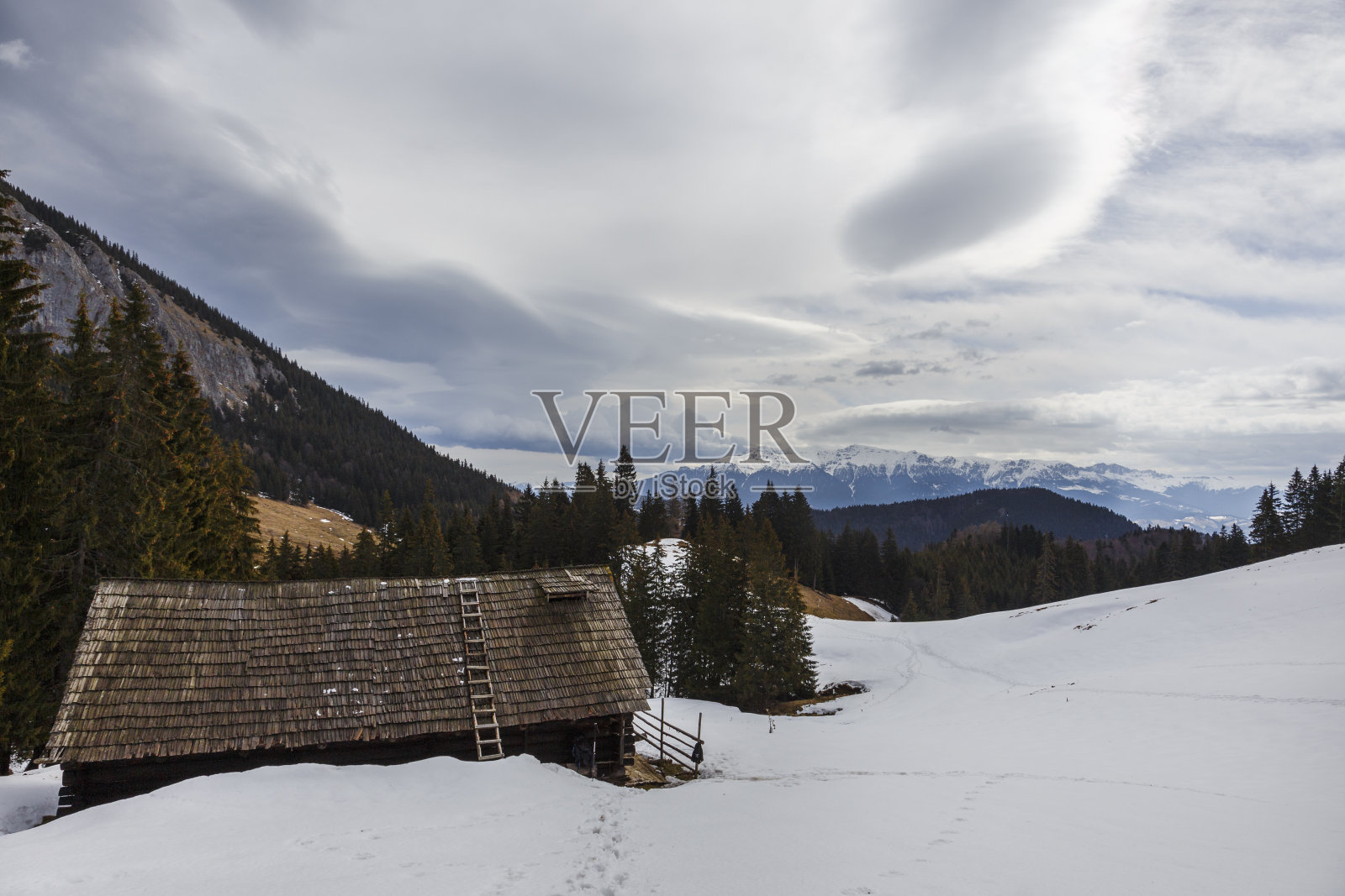 喀尔巴阡冰天雪地的废弃牧羊人家照片摄影图片