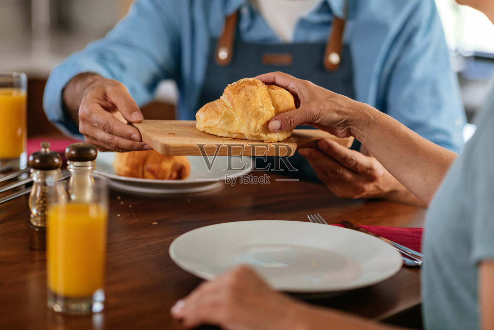 在一起吃早餐照片摄影图片