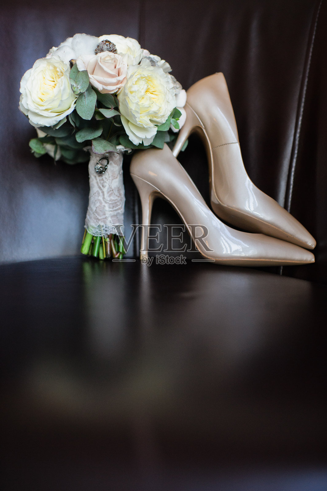 白色和粉色玫瑰的婚礼花束。照片摄影图片