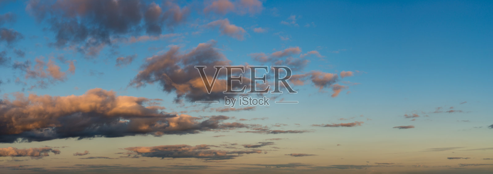 奇妙的黑暗雷雨云，天空全景照片摄影图片