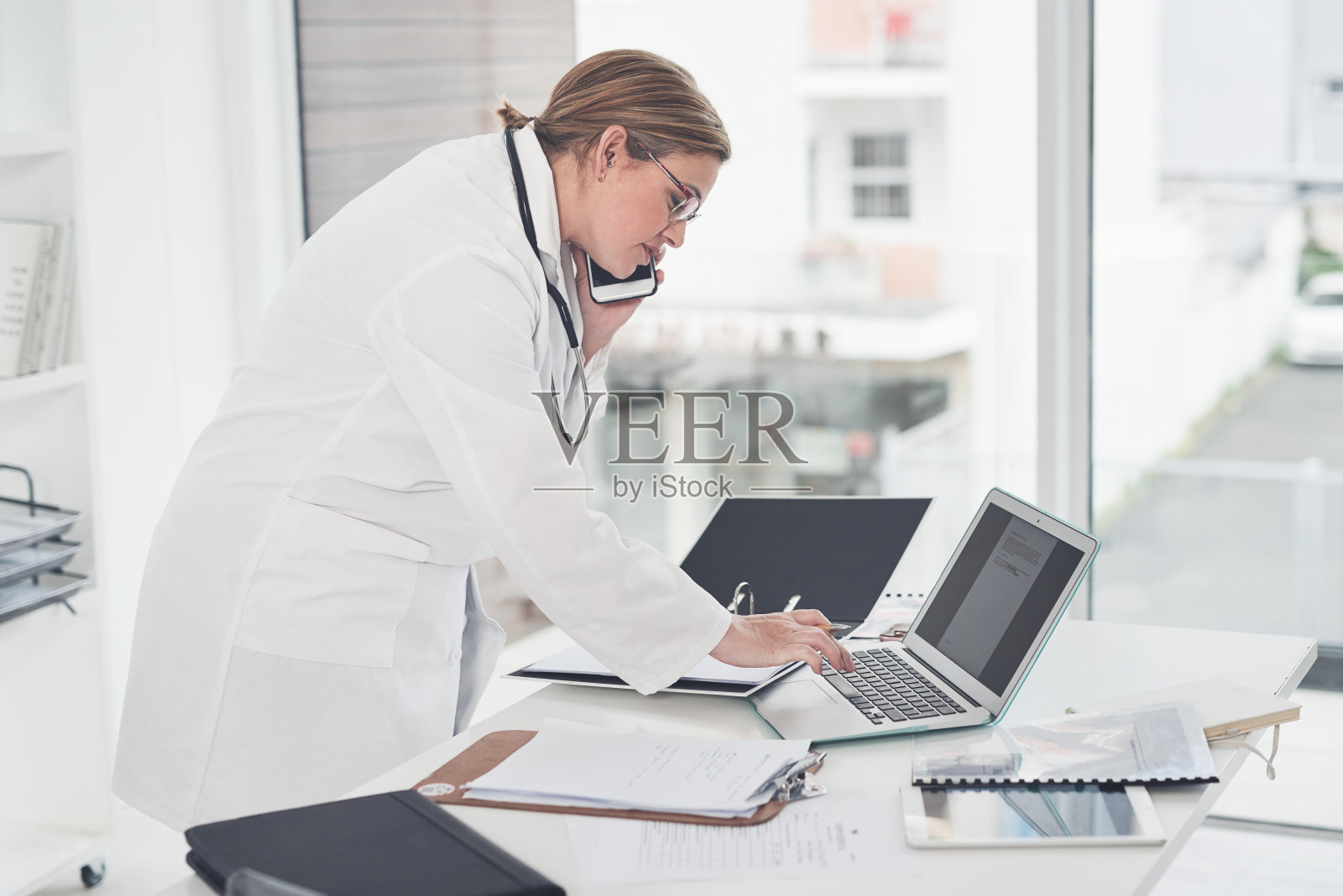 让我在我的笔记本上再确认一下照片摄影图片