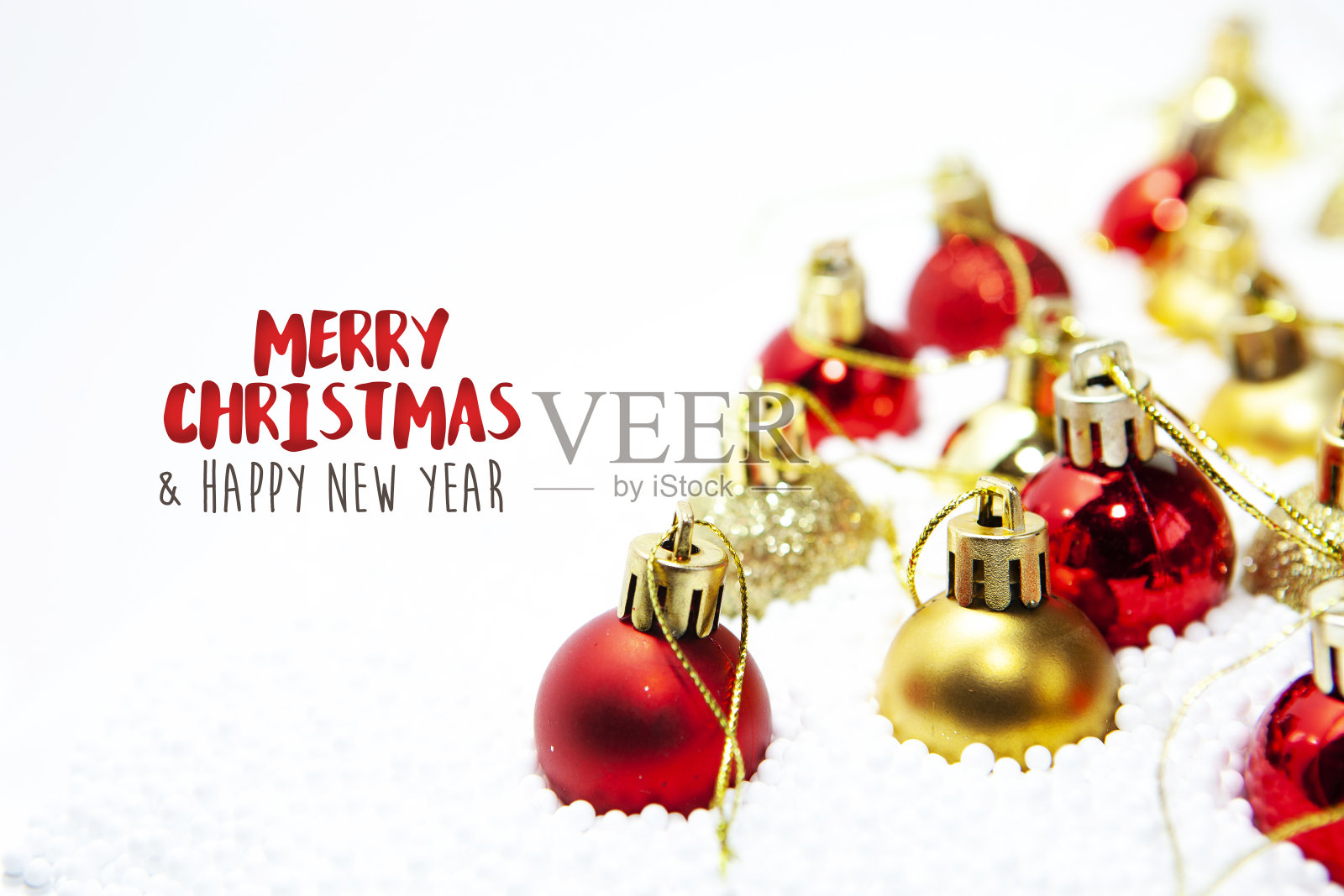 圣诞卡，插图与金色的小饰品，球，装饰品，装饰品在一个银白色的背景模糊，模糊，灯(散焦)，软，中性，温暖的颜色和圣诞快乐的文字照片摄影图片