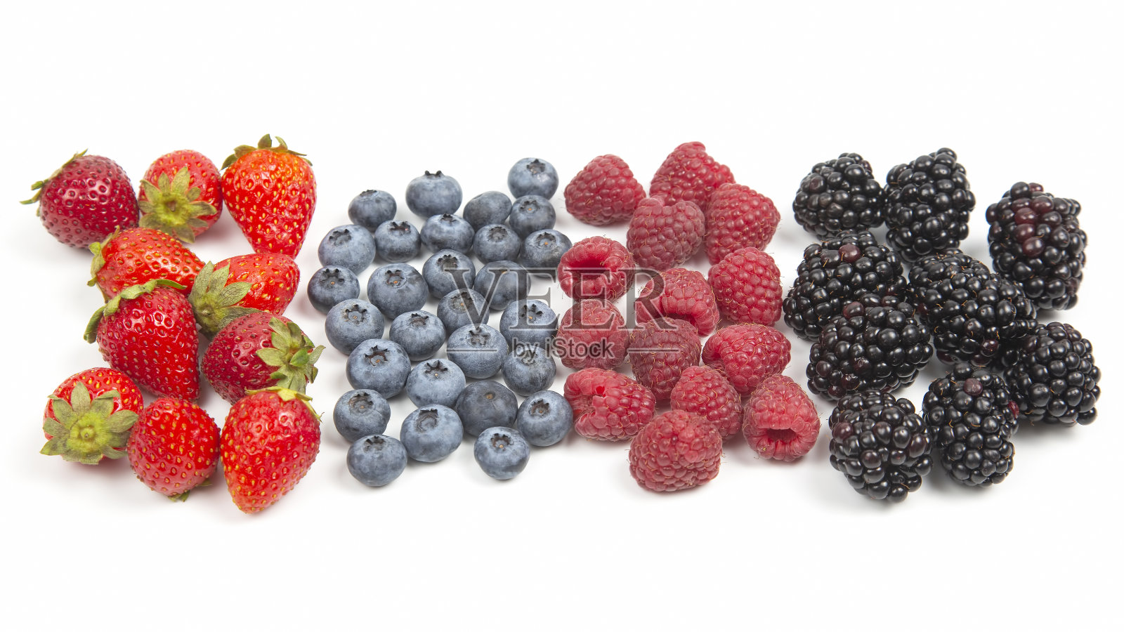黑莓，覆盆子蓝莓和草莓在白色的背景。维生素和健康食品照片摄影图片