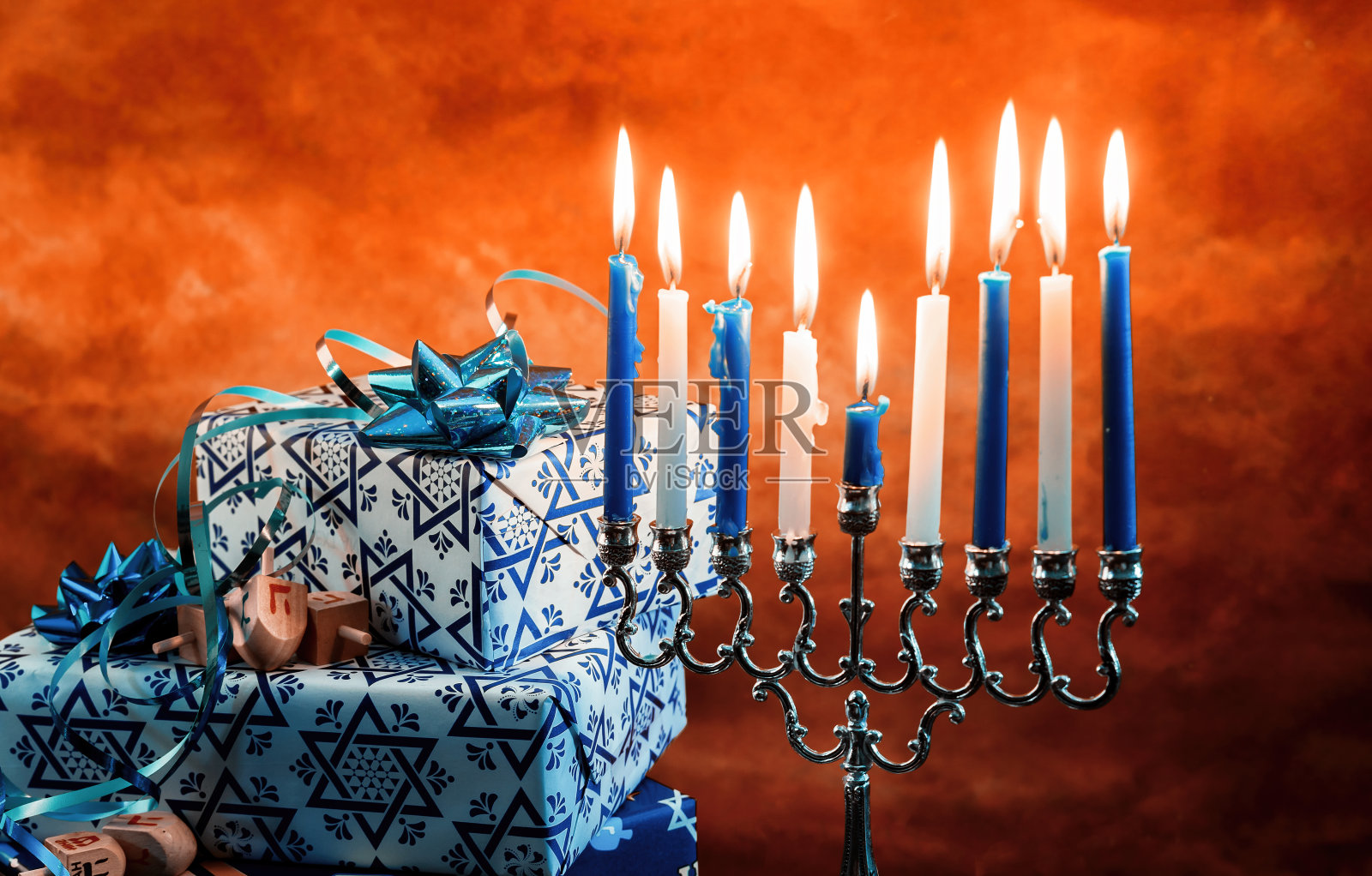 带有燃烧蜡烛的光明节烛台照片摄影图片