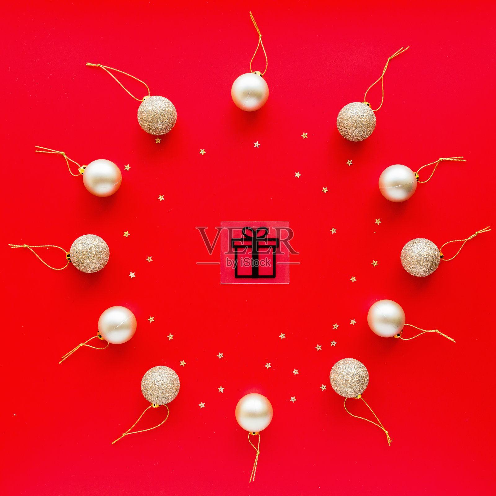 圣诞树上金色的玩具和礼品卡躺在红色的背景上。方格式。新年的概念。贺卡，寒假，圣诞庆祝2020。平铺，俯视图，模型，模板照片摄影图片