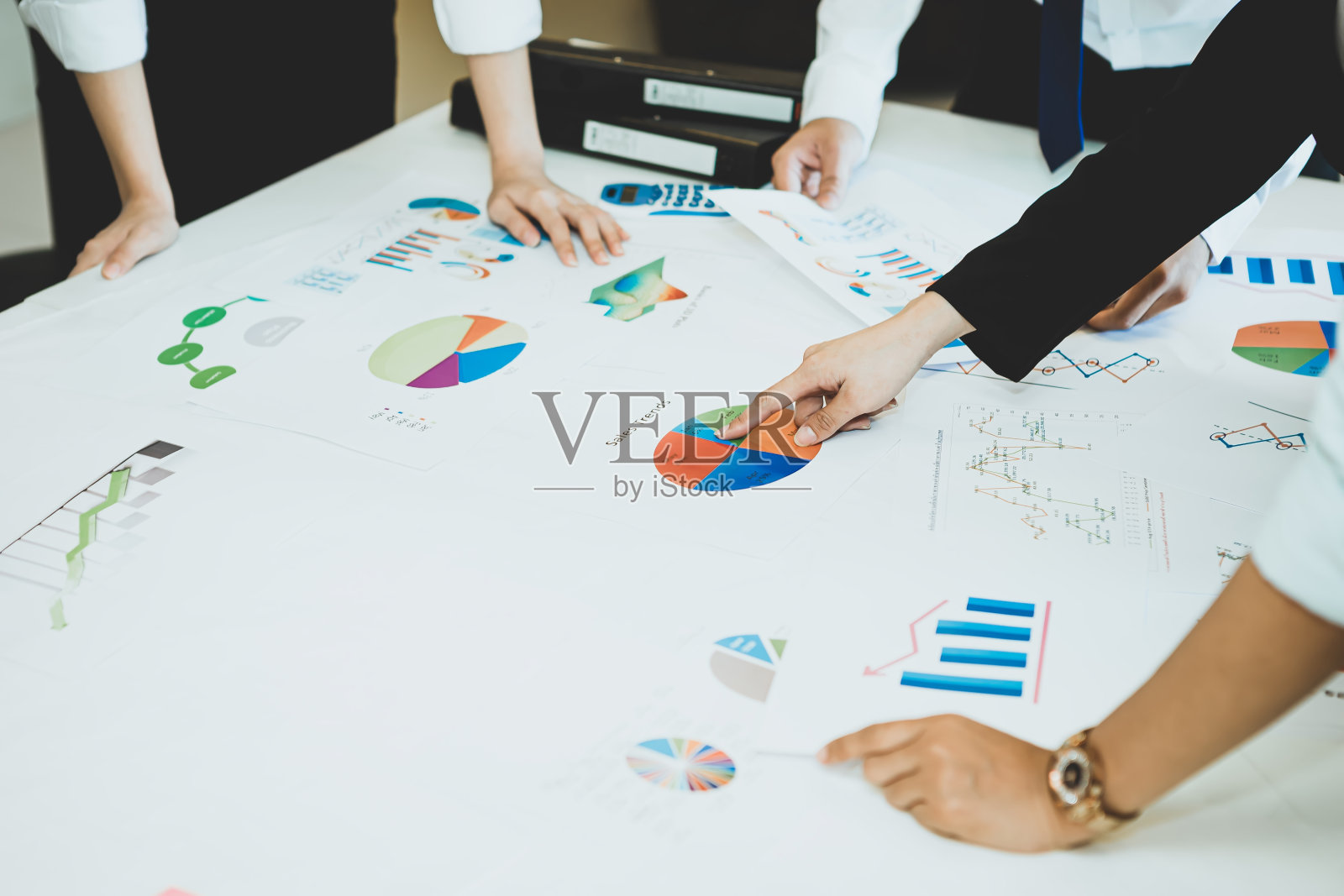 许多办公室或高级职员开会寻找解决他们问题的办法。照片摄影图片