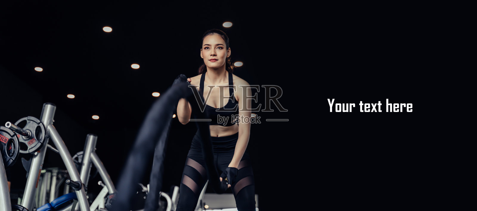 副本的空间。亚洲年轻强壮的女性苗条的身体训练和工作与战斗绳在健身馆为良好的健康，锻炼，健美，生活方式，锻炼健身，锻炼和运动概念照片摄影图片