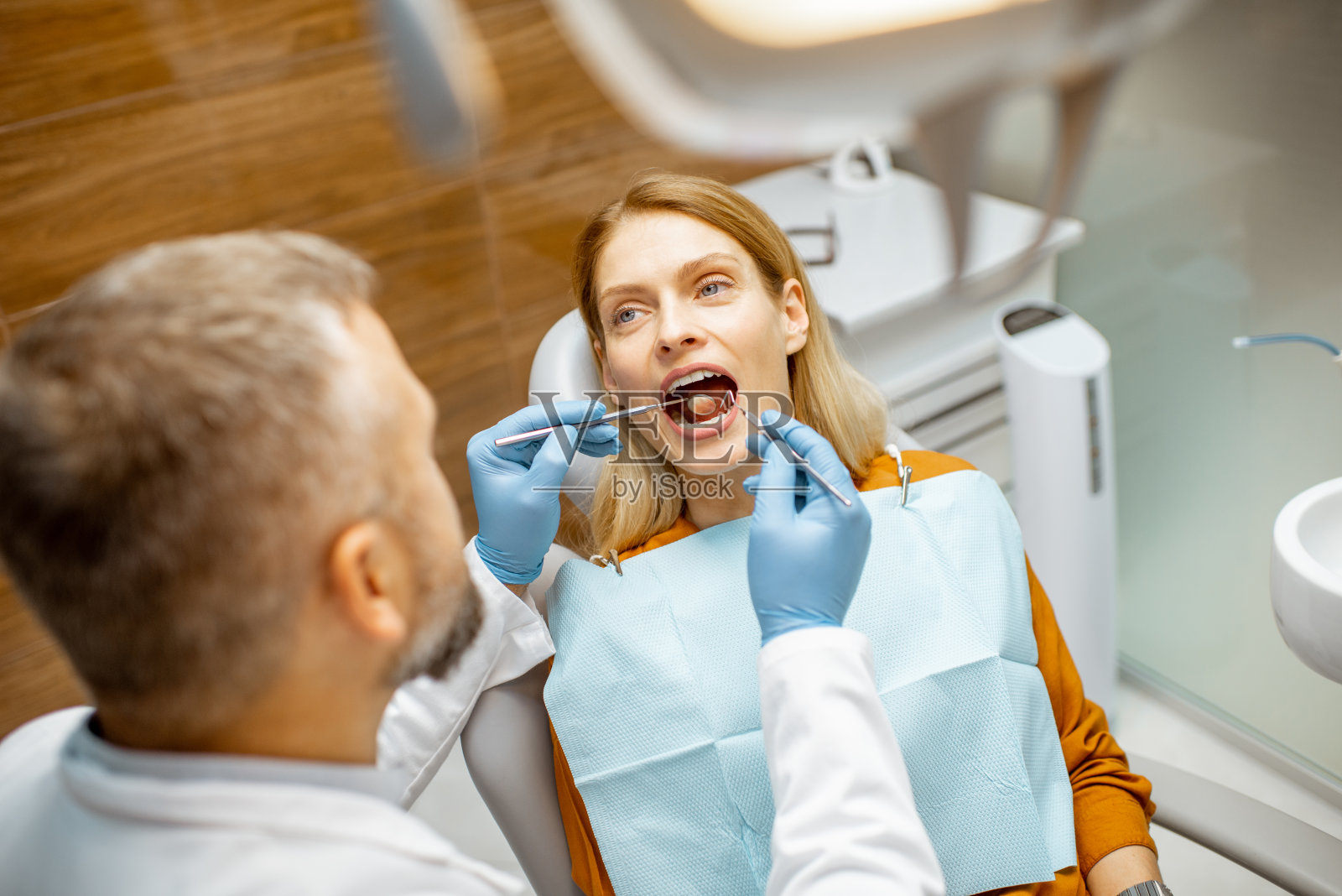 一名妇女在牙科诊所检查牙齿照片摄影图片