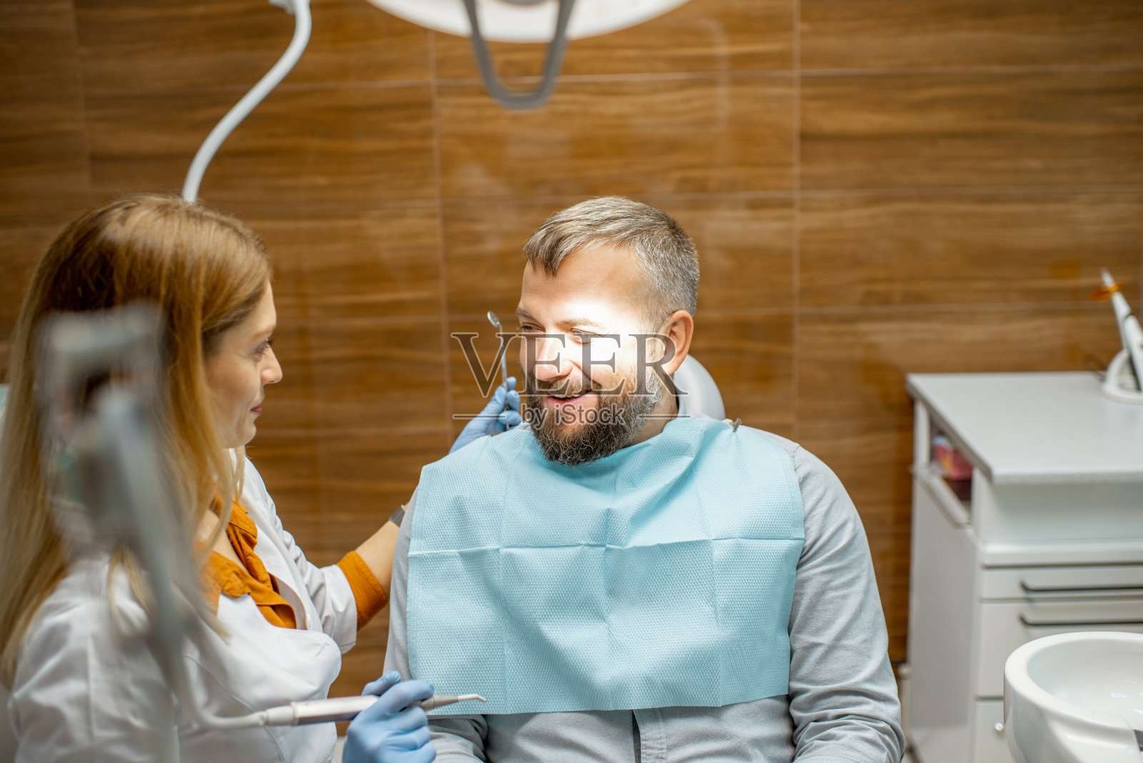 病人和牙医在医疗咨询期间照片摄影图片