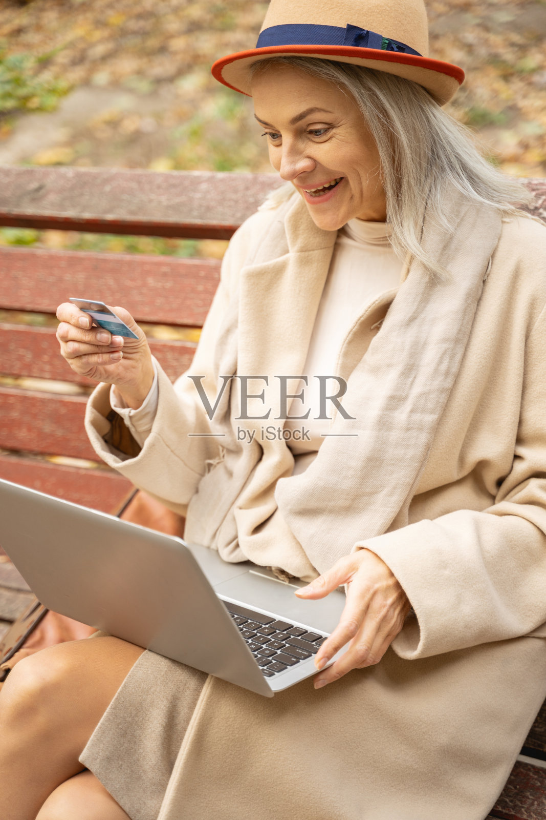 一位惊讶的女士看着笔记本电脑的屏幕照片摄影图片