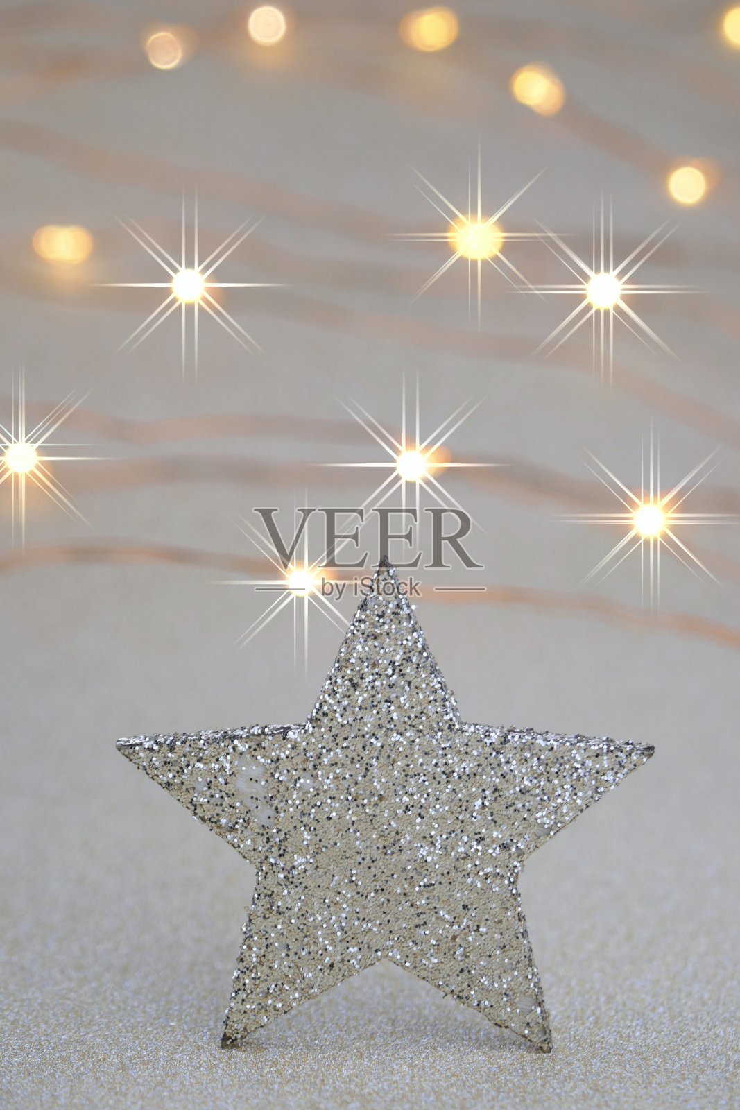 圣诞节日的背景。银色闪亮的星星在闪亮的花环背景上。新年的背景。寒假墙纸。照片摄影图片