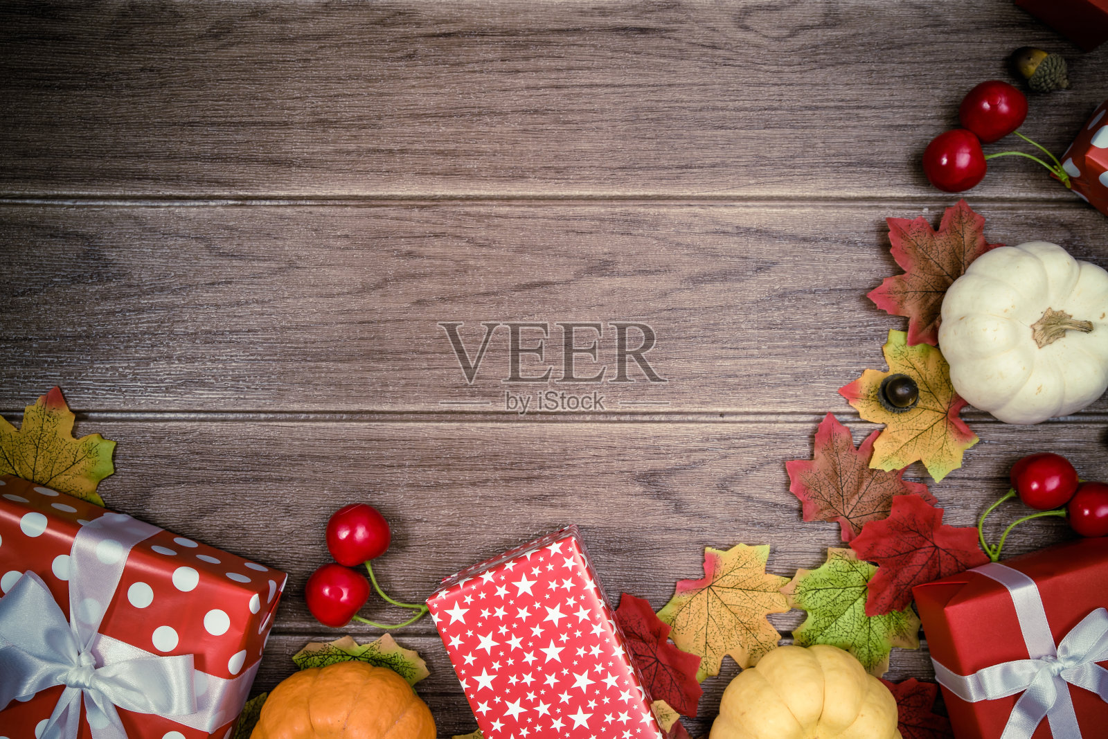 礼品盒红色和配件的节日圣诞背景，2019年感恩节，文本拷贝空间。照片摄影图片