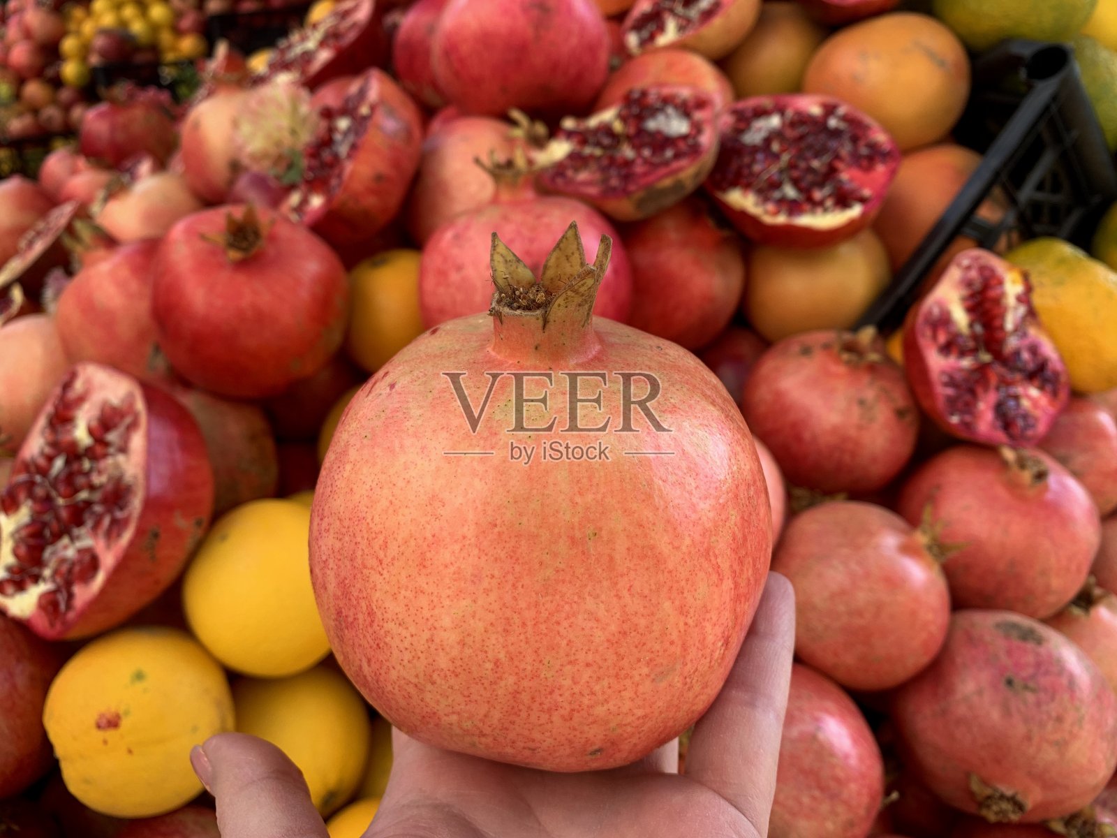 女性手中握着石榴照片摄影图片