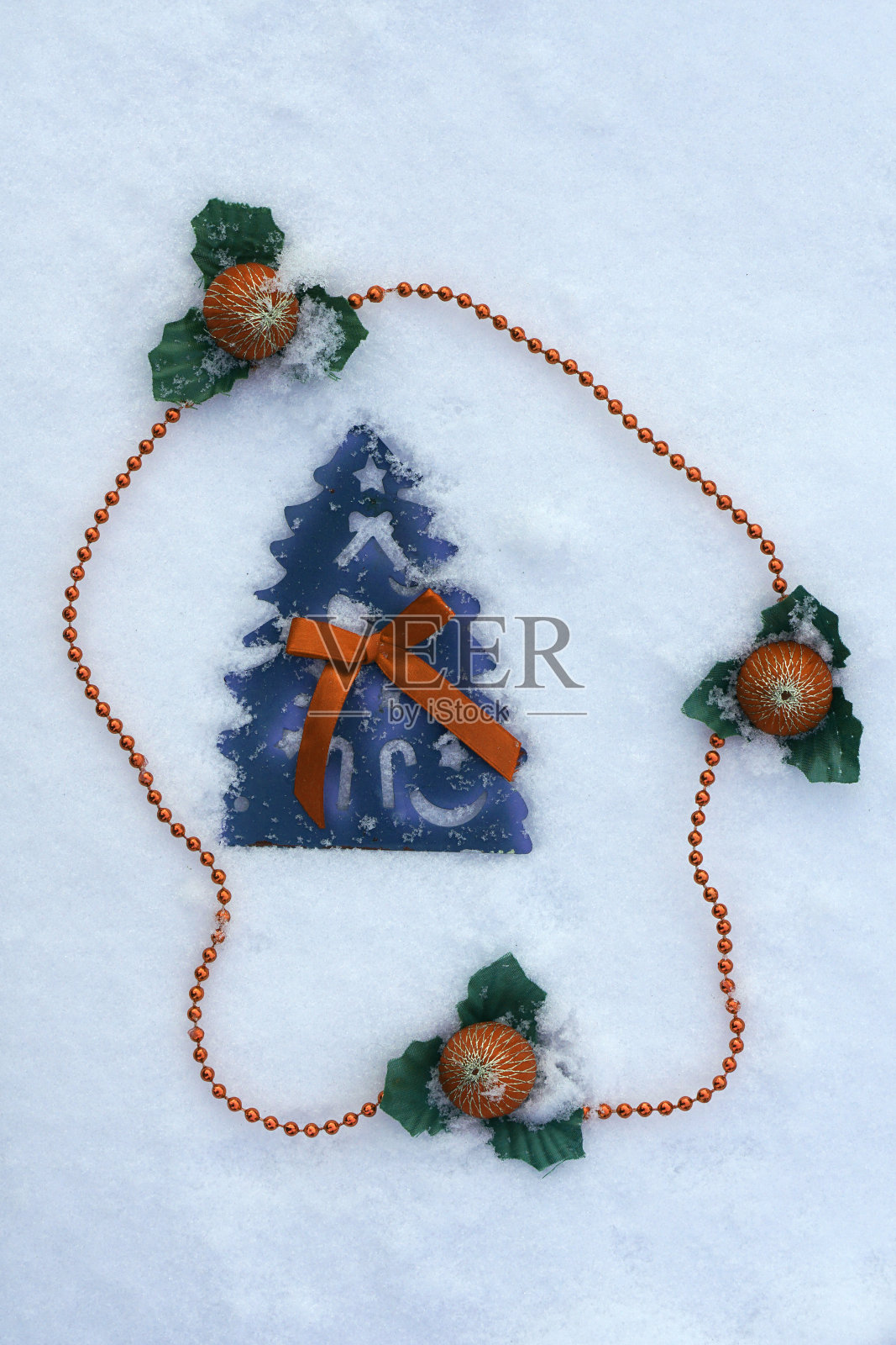 圣诞树的蓝色和红色的珠子的背景与雪照片摄影图片