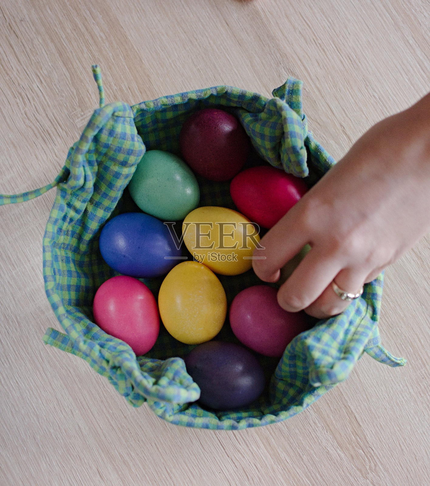 给复活节彩蛋上色、上色和准备装饰彩蛋照片摄影图片